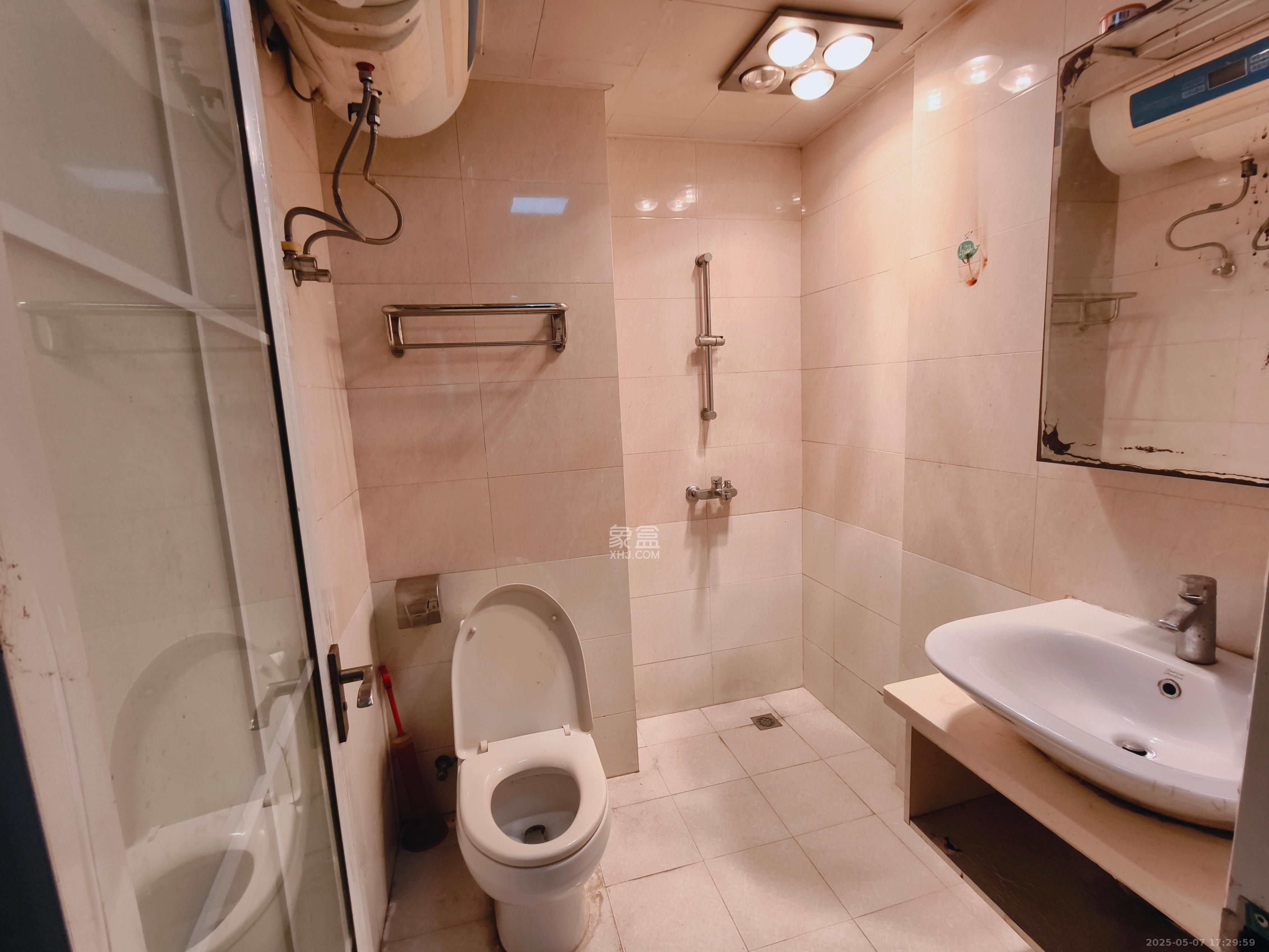 阳光100三期 3室2厅1卫 2300.0元/月 阳光100三期 3室2厅1卫 2300.0元/月室内图