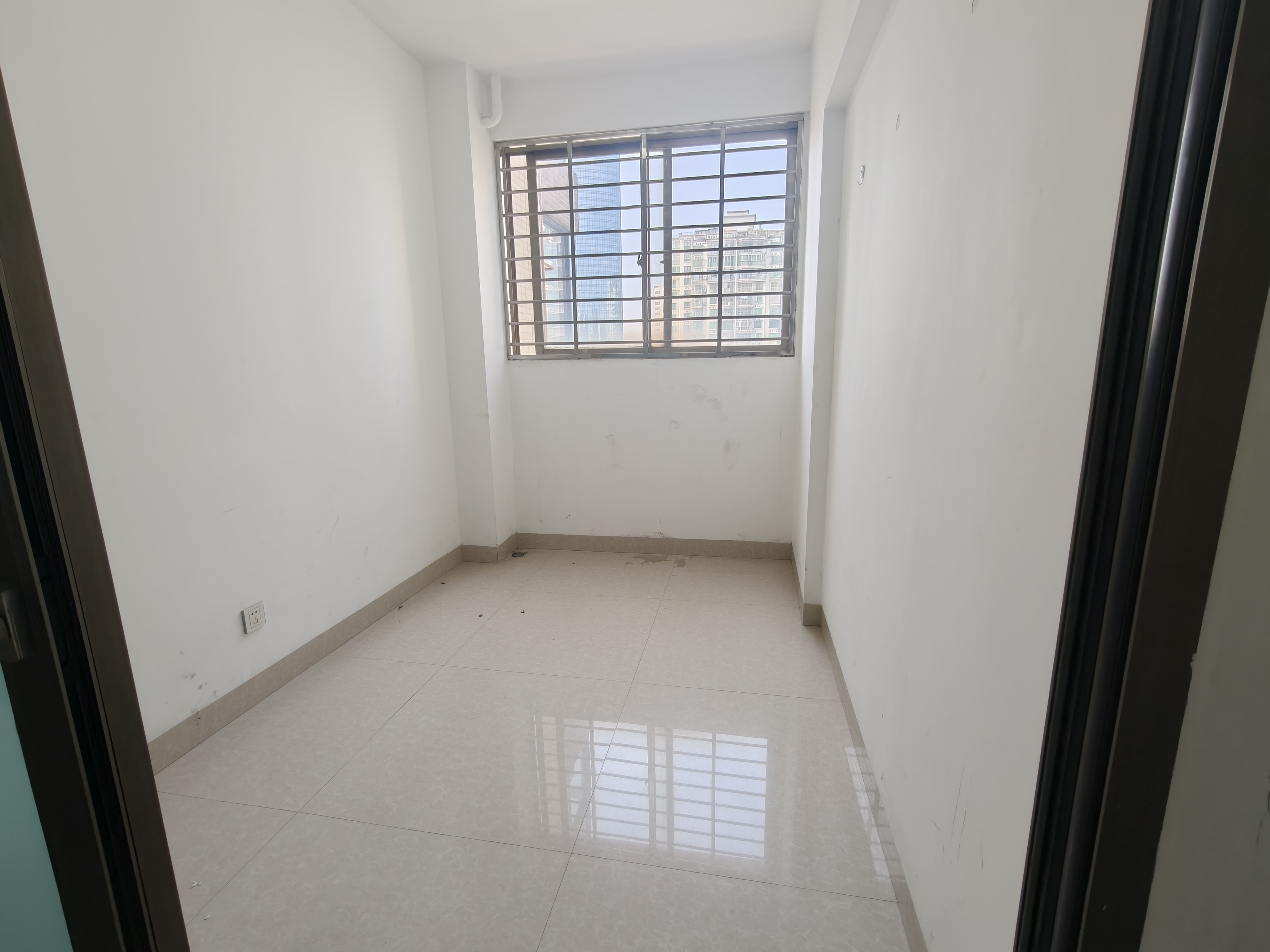 瑞园一期 4室2厅2卫 2600.0元/月 瑞园一期 4室2厅2卫 2600.0元/月室内图