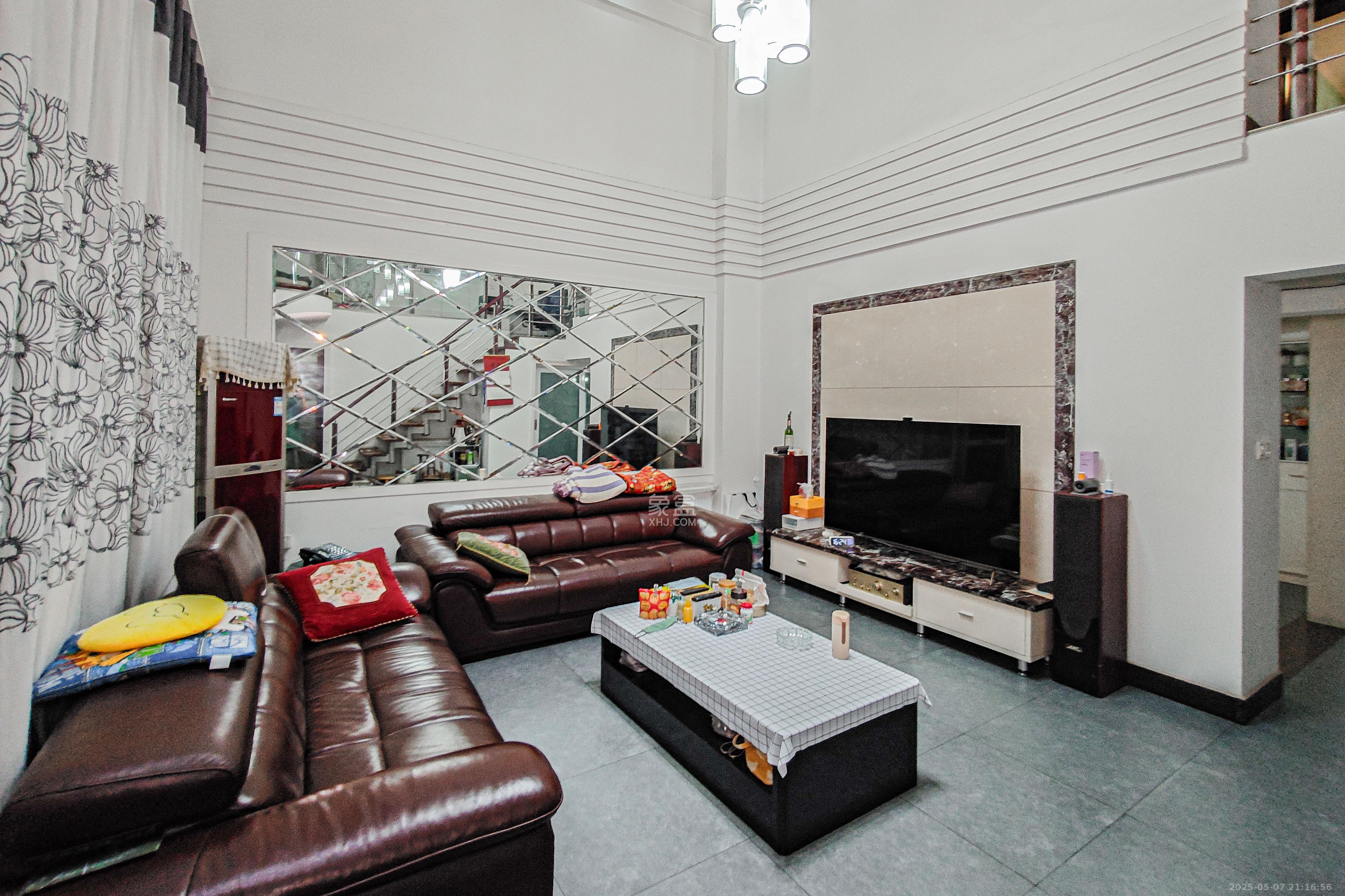 南国嘉苑  4室2厅2卫    112.0万 南国嘉苑  4室2厅2卫    112.0万客厅