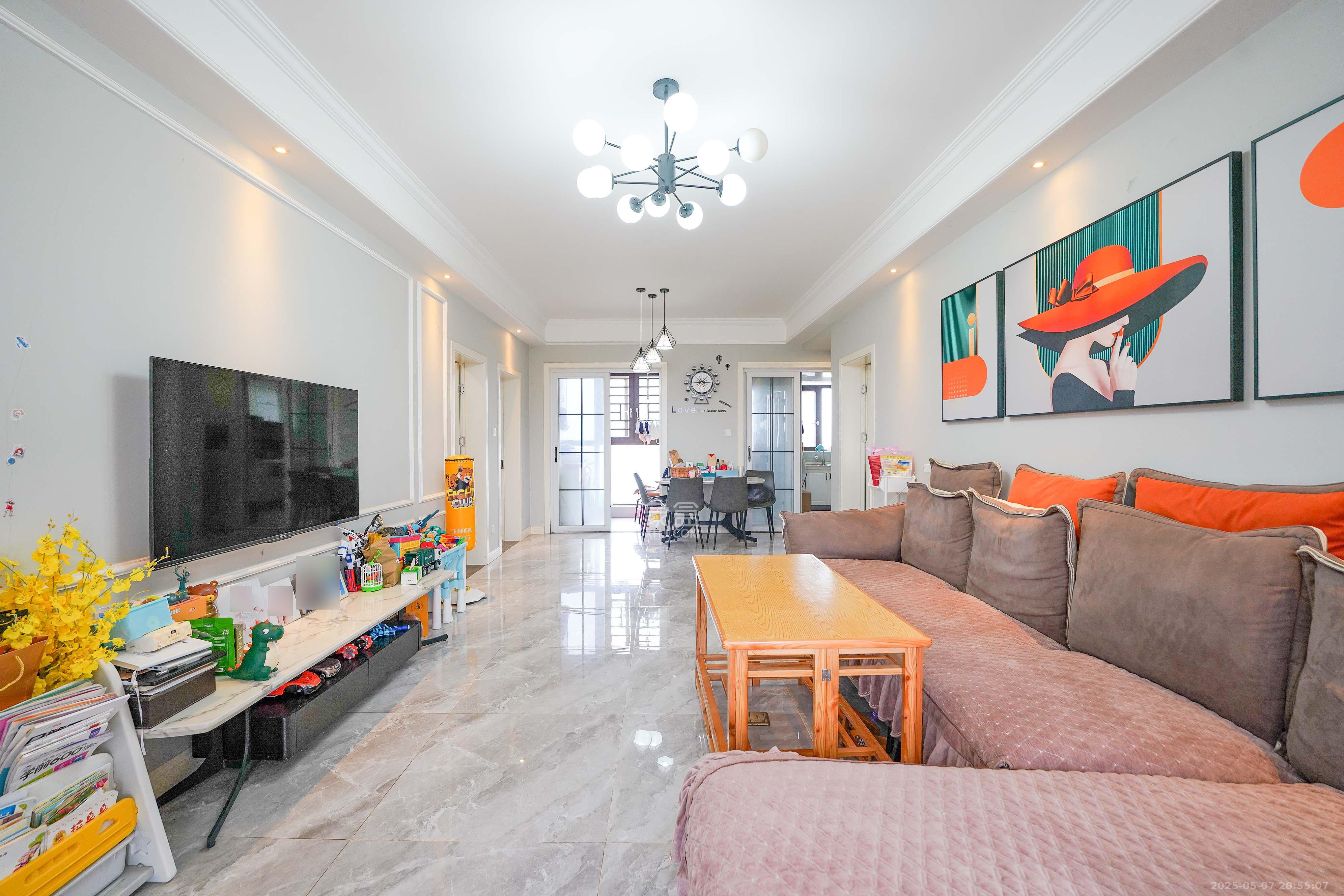 绿地新都会  3室2厅2卫    82.0万客厅