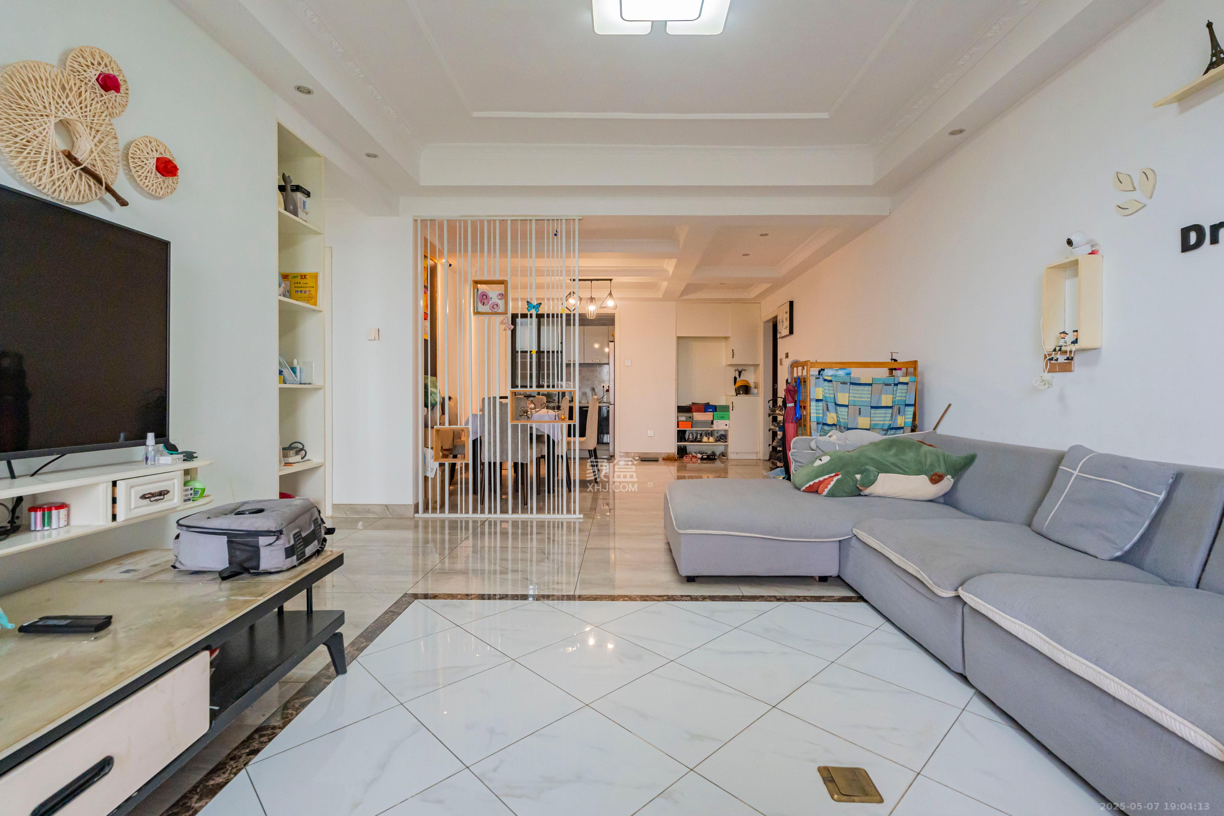 悦湖山  4室2厅2卫    80.0万 悦湖山  4室2厅2卫    80.0万客厅