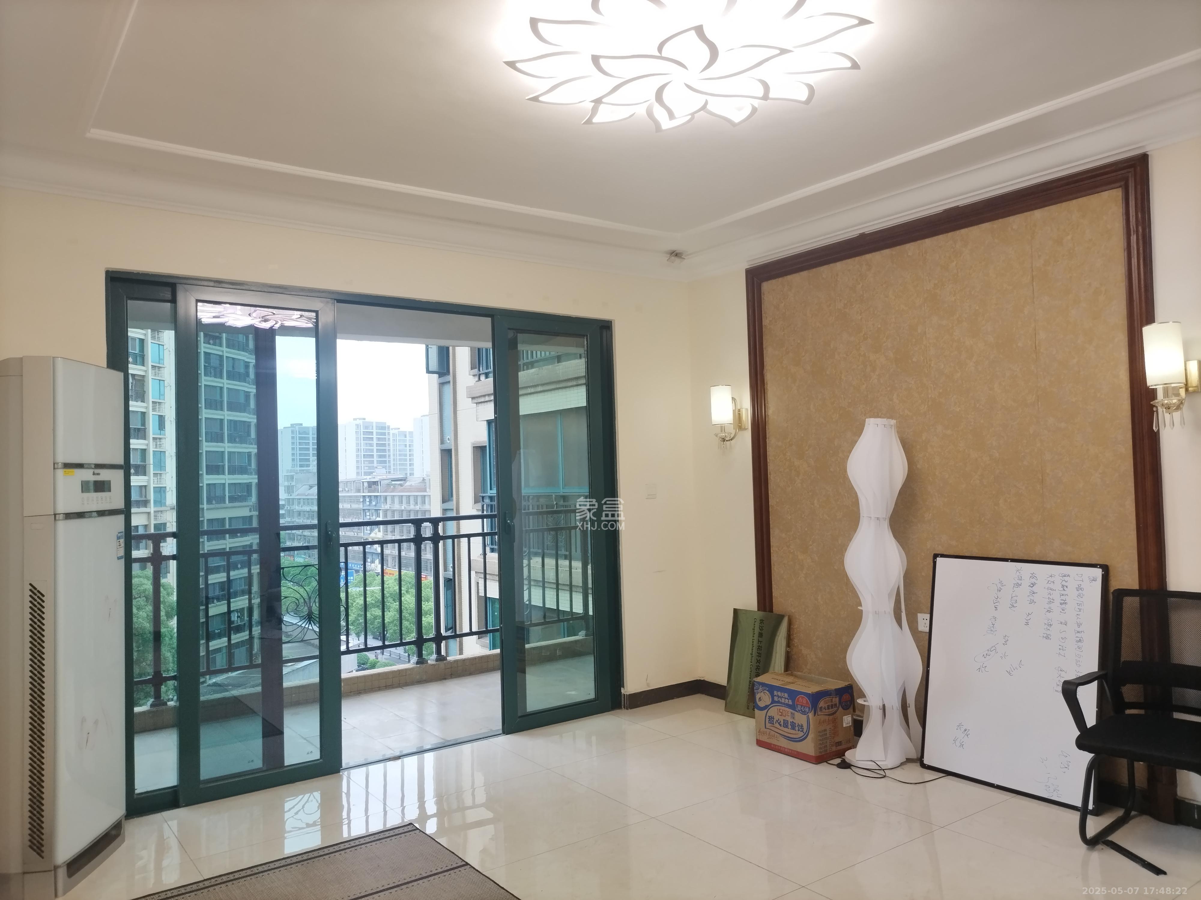 恒大翡翠华庭 3室2厅2卫 2500.0元/月 恒大翡翠华庭 3室2厅2卫 2500.0元/月室内图