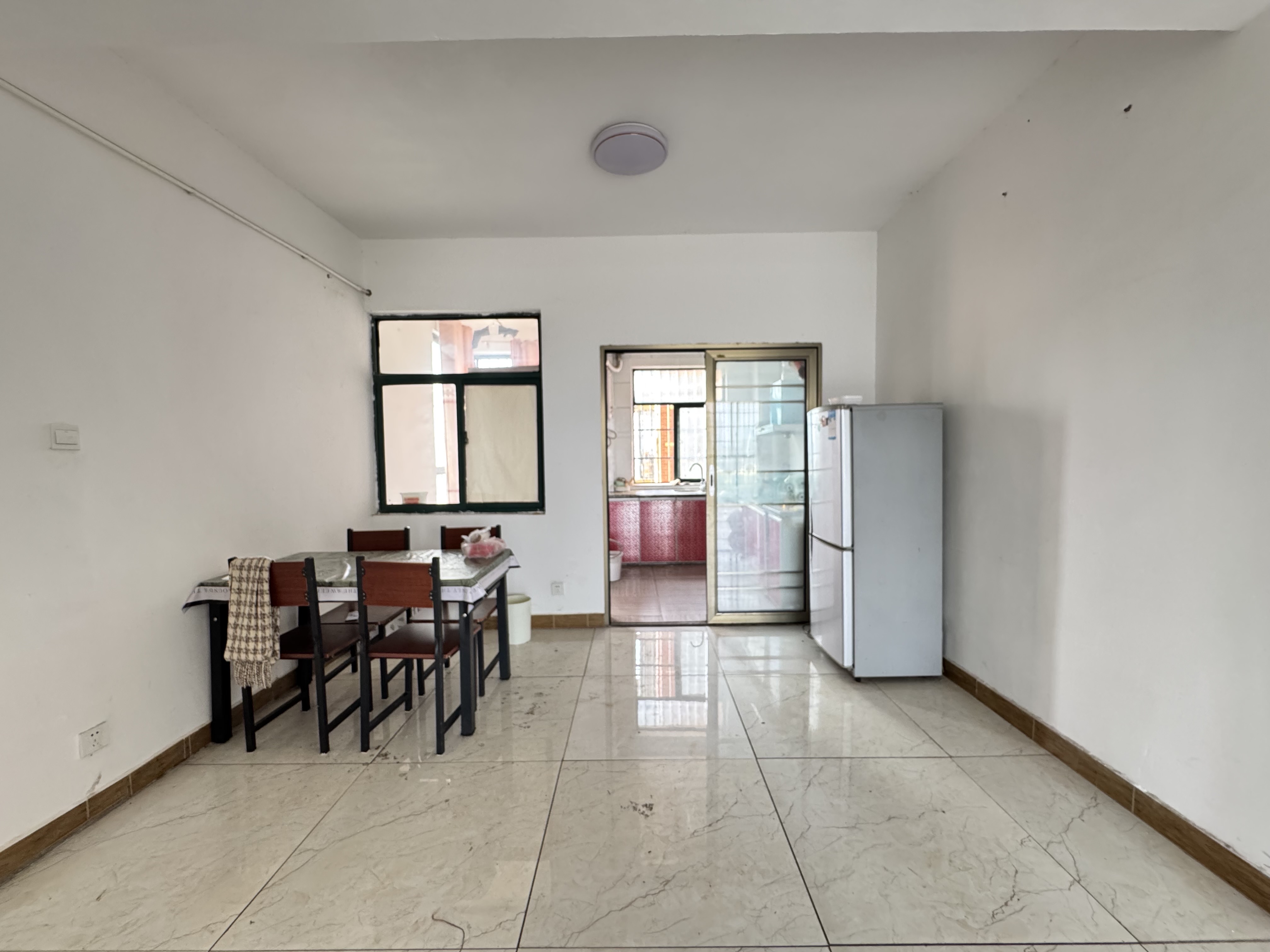 亚华名都  1室0厅0卫    1500.0元/月 亚华名都  1室0厅0卫    1500.0元/月室内图