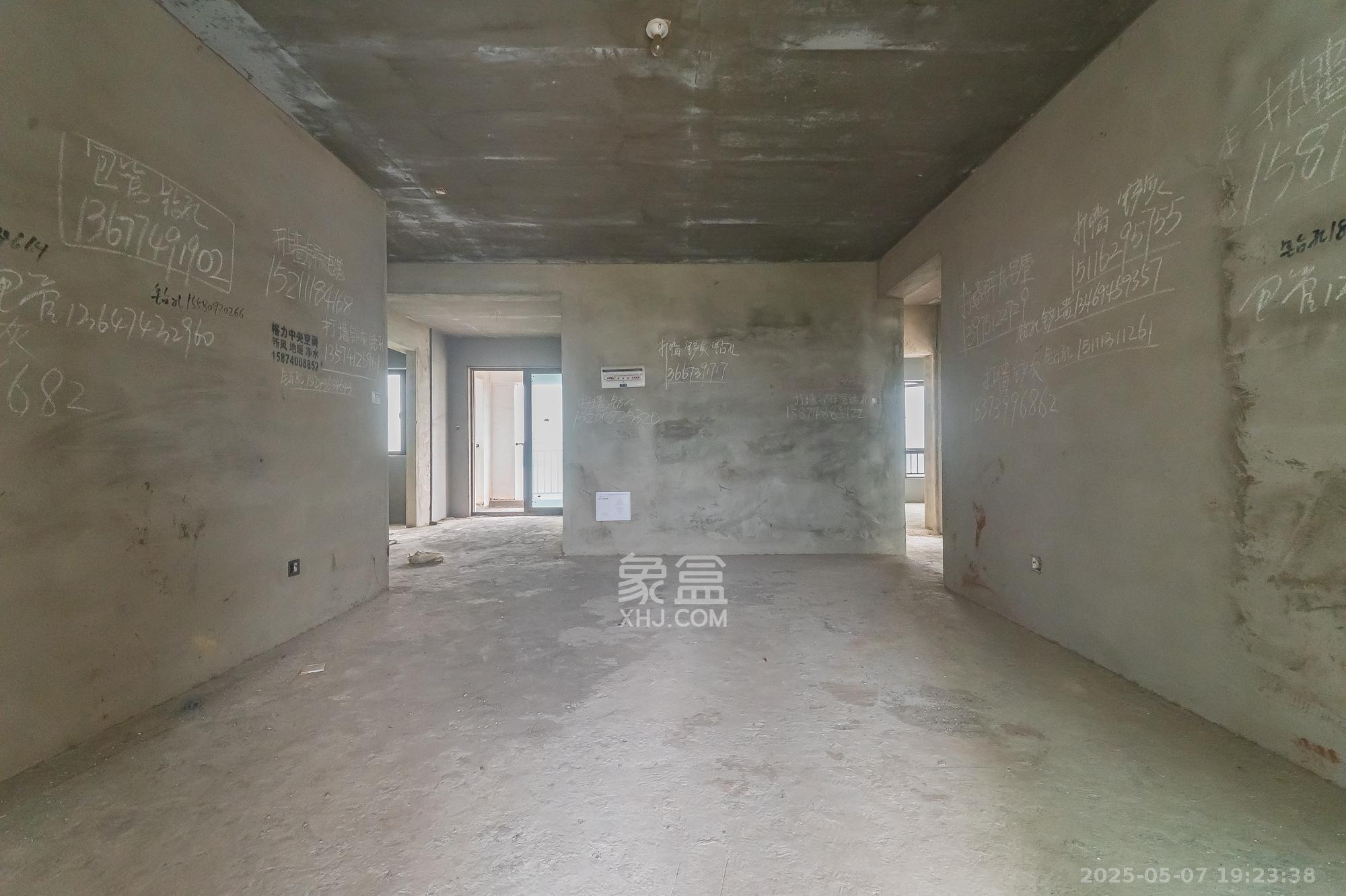 国泰九龙湾 4室2厅2卫 118.0万 国泰九龙湾 4室2厅2卫 118.0万客厅