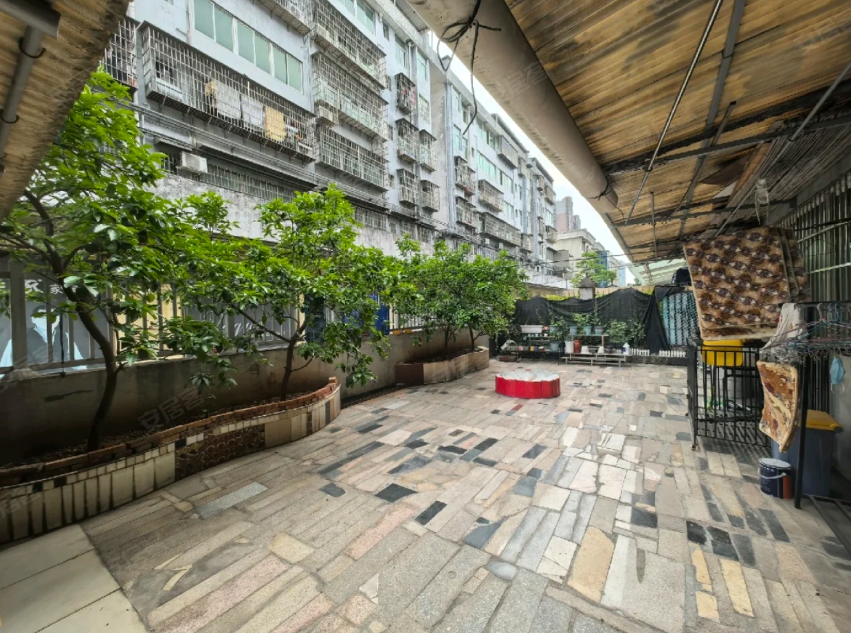 日鑫建材市场  4室2厅2卫   78.00万客厅