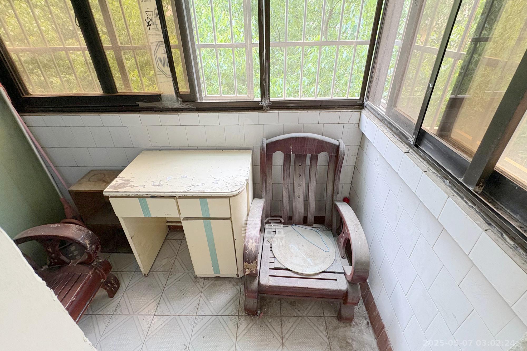 文艺新村  2室1厅1卫   38.00万阳台