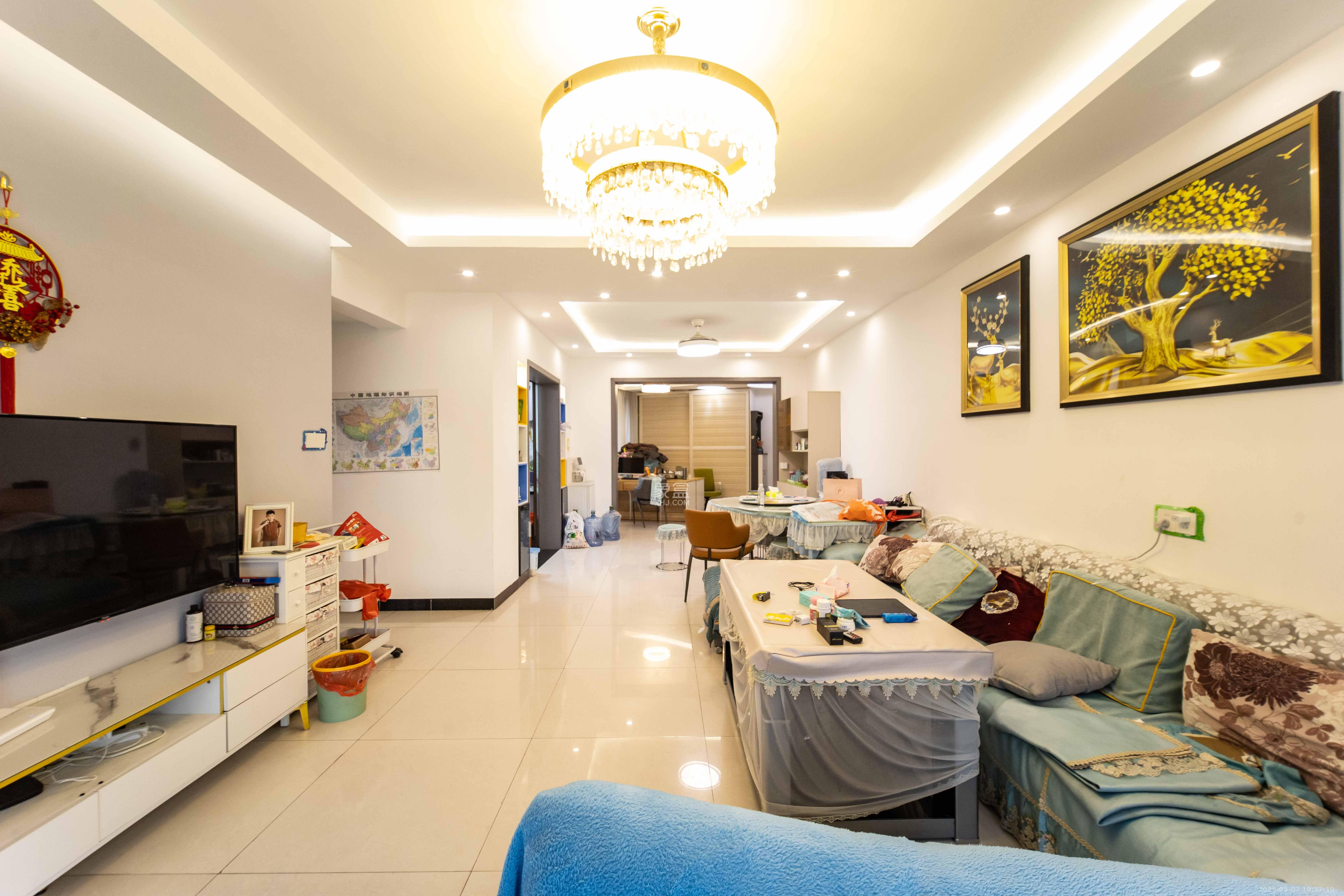 银港水晶城  3室2厅2卫    110.0万 银港水晶城  3室2厅2卫    110.0万客厅