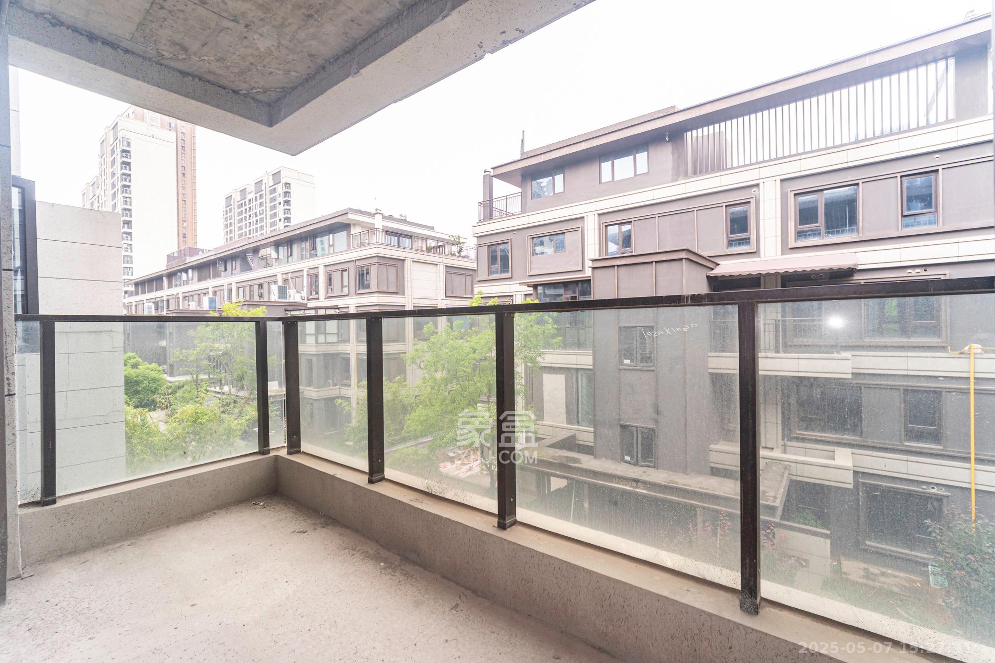 东原麓印长江C区  5室2厅2卫   340.00万阳台