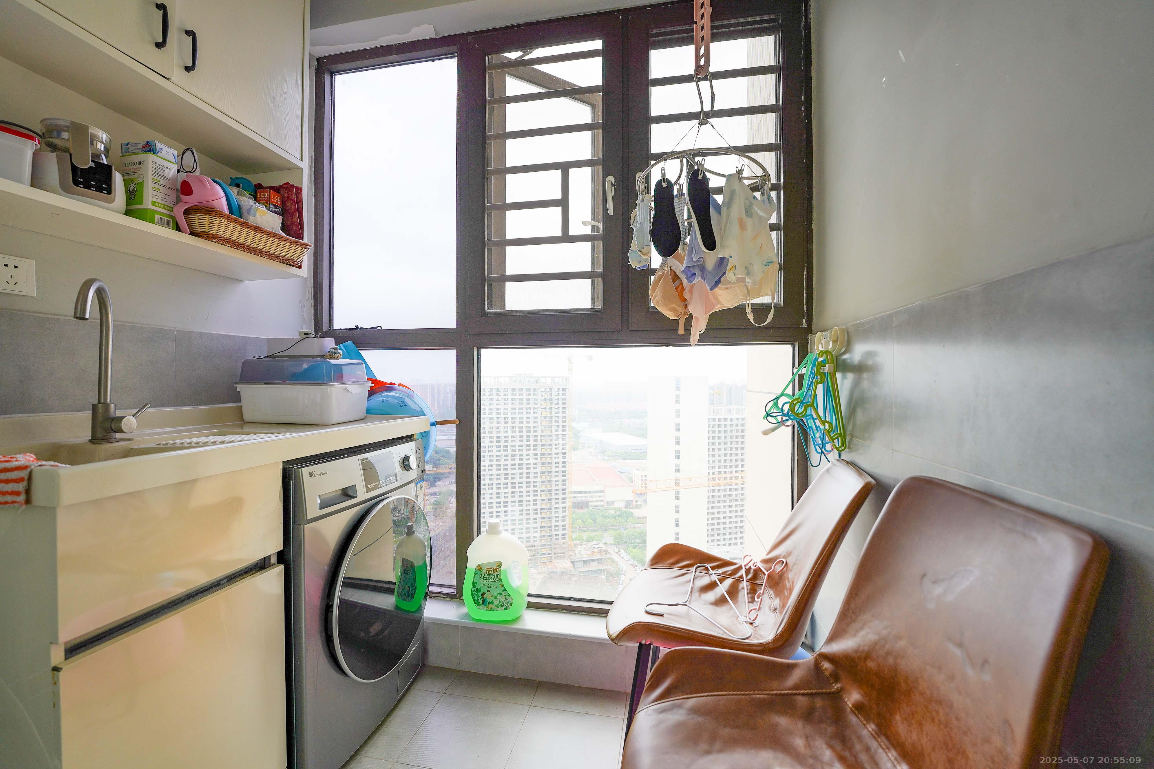 绿地新都会  3室2厅2卫    82.0万阳台