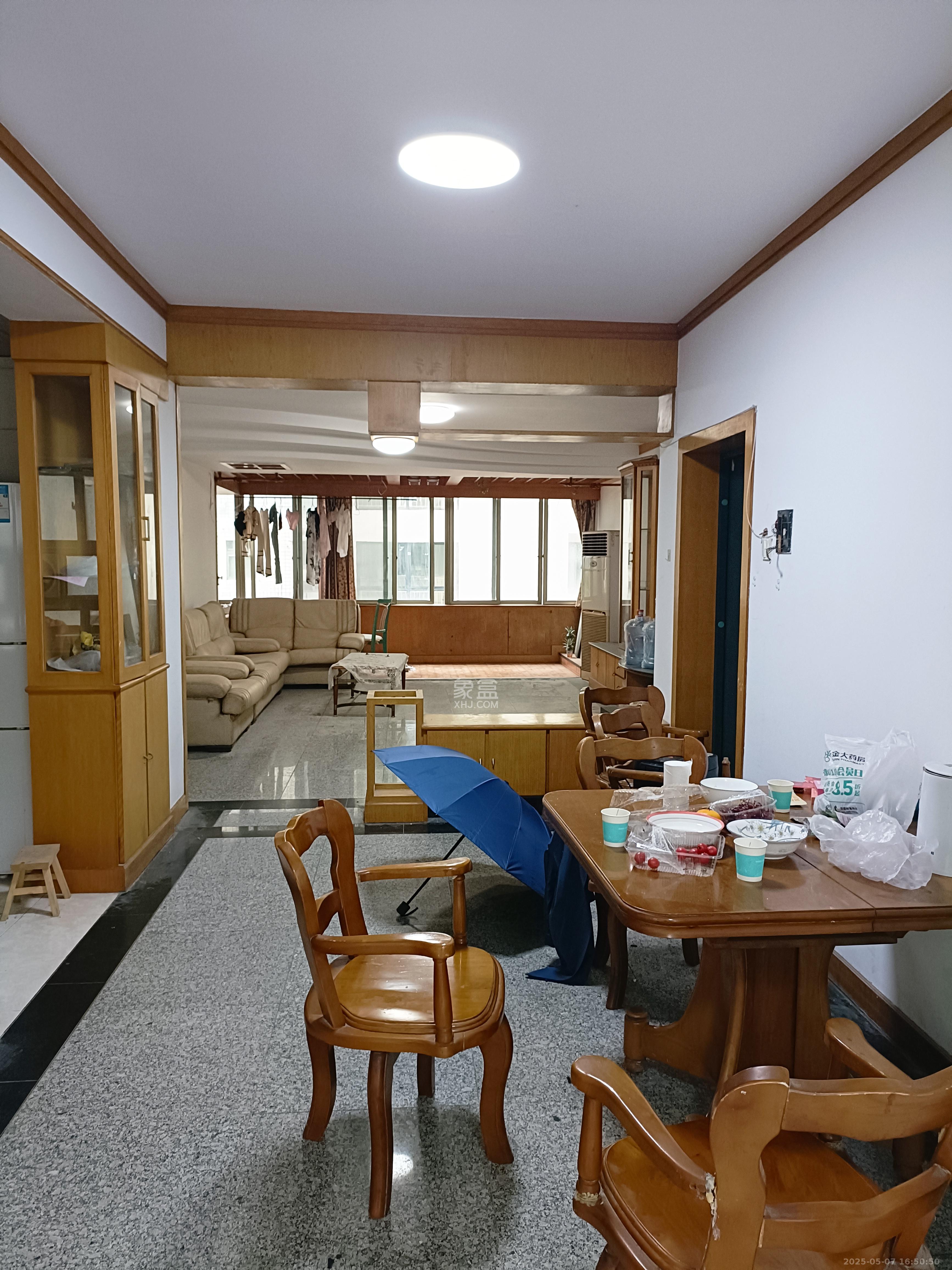 地税五分局小区  3室2厅2卫    2400.0元/月