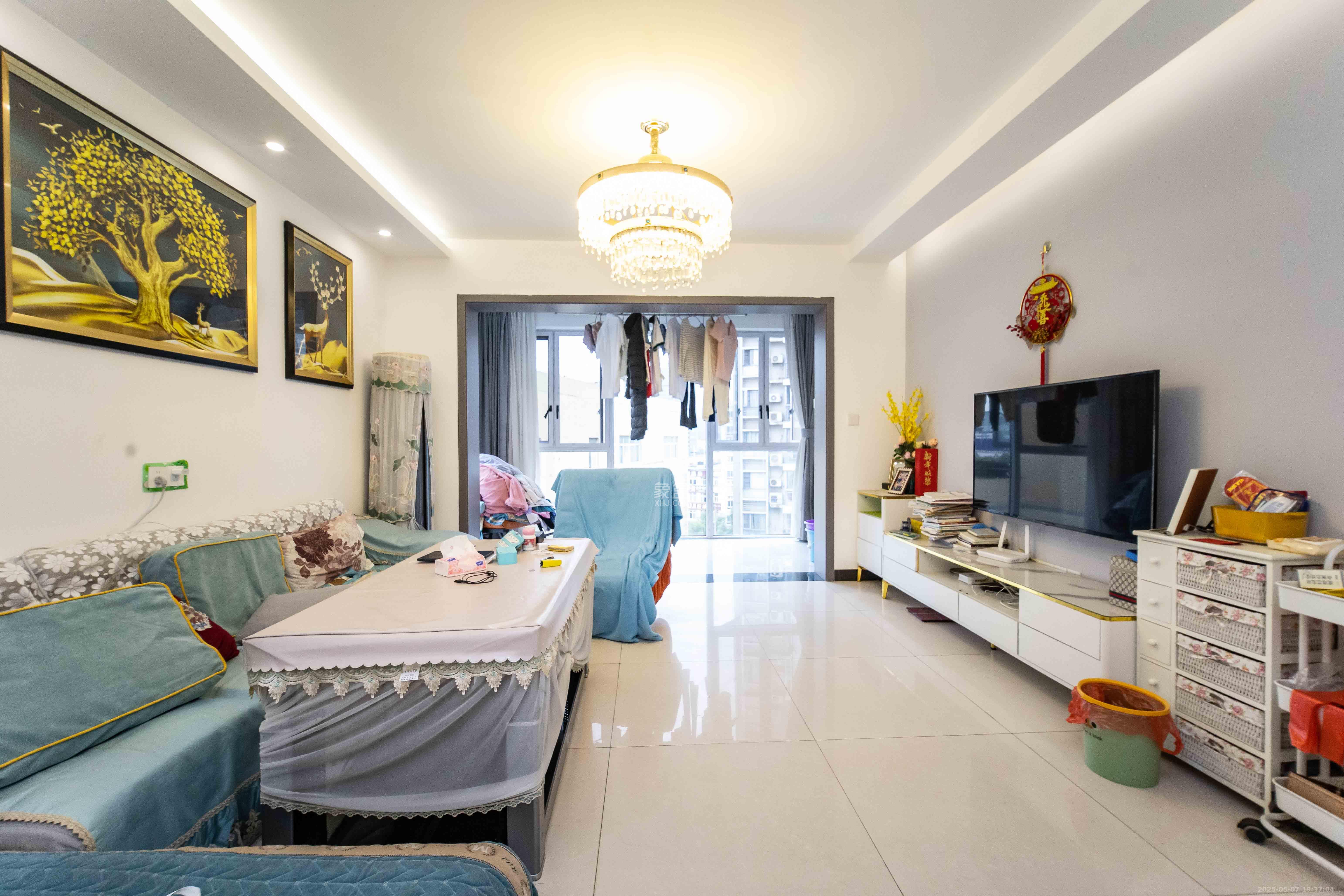 银港水晶城  3室2厅2卫    110.0万 银港水晶城  3室2厅2卫    110.0万客厅