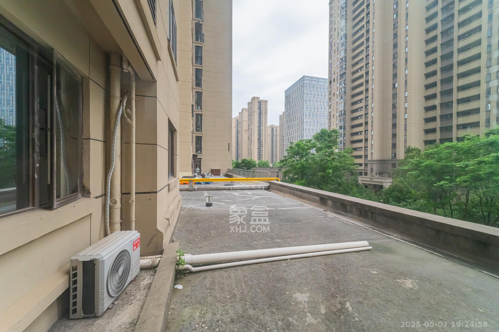 华润置地广场二期  4室2厅2卫   109.80万阳台