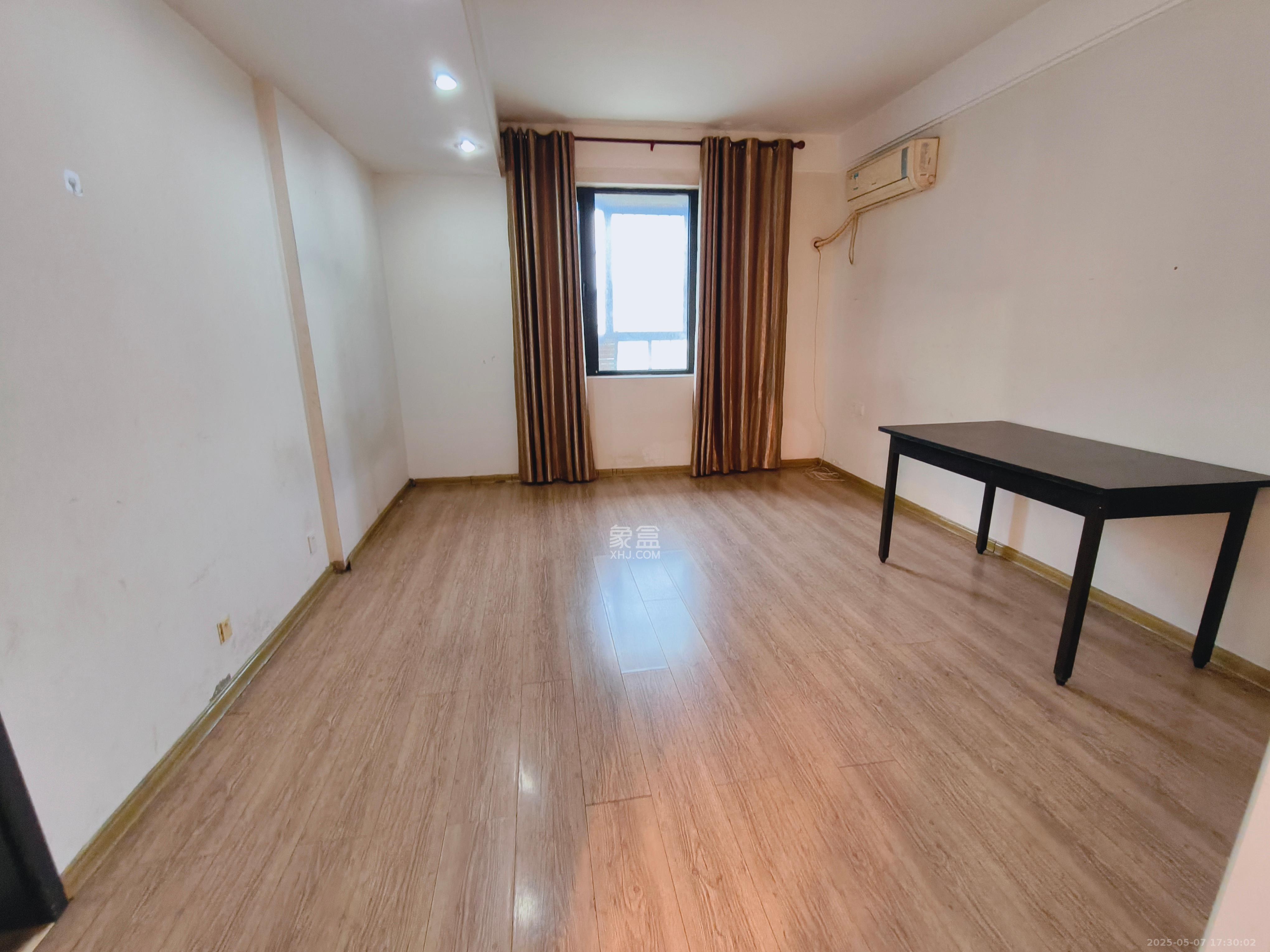 阳光100三期 3室2厅1卫 2300.0元/月 阳光100三期 3室2厅1卫 2300.0元/月室内图