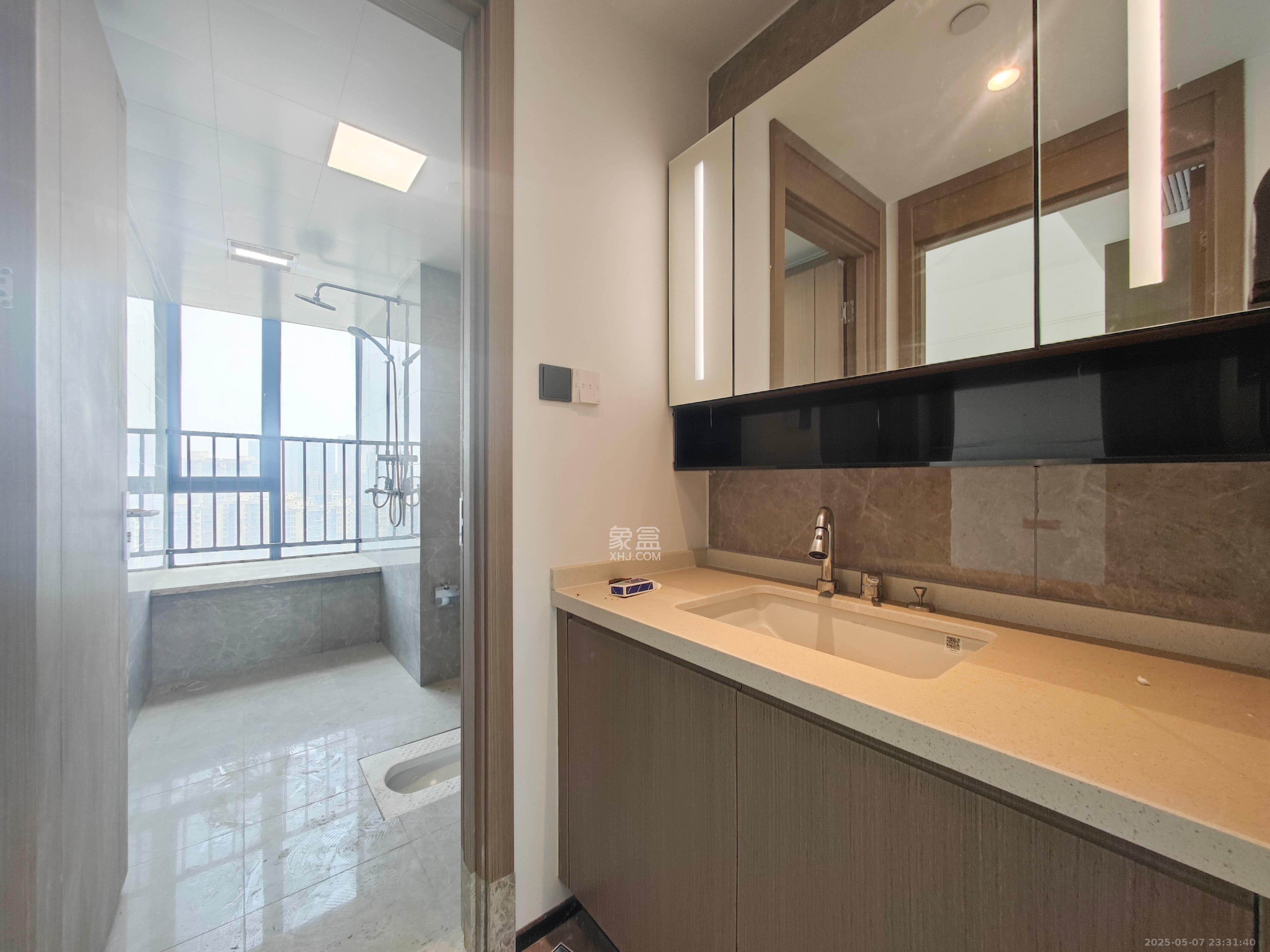 长房星城天地  4室2厅2卫    298.0万 长房星城天地  4室2厅2卫    298.0万卫生间