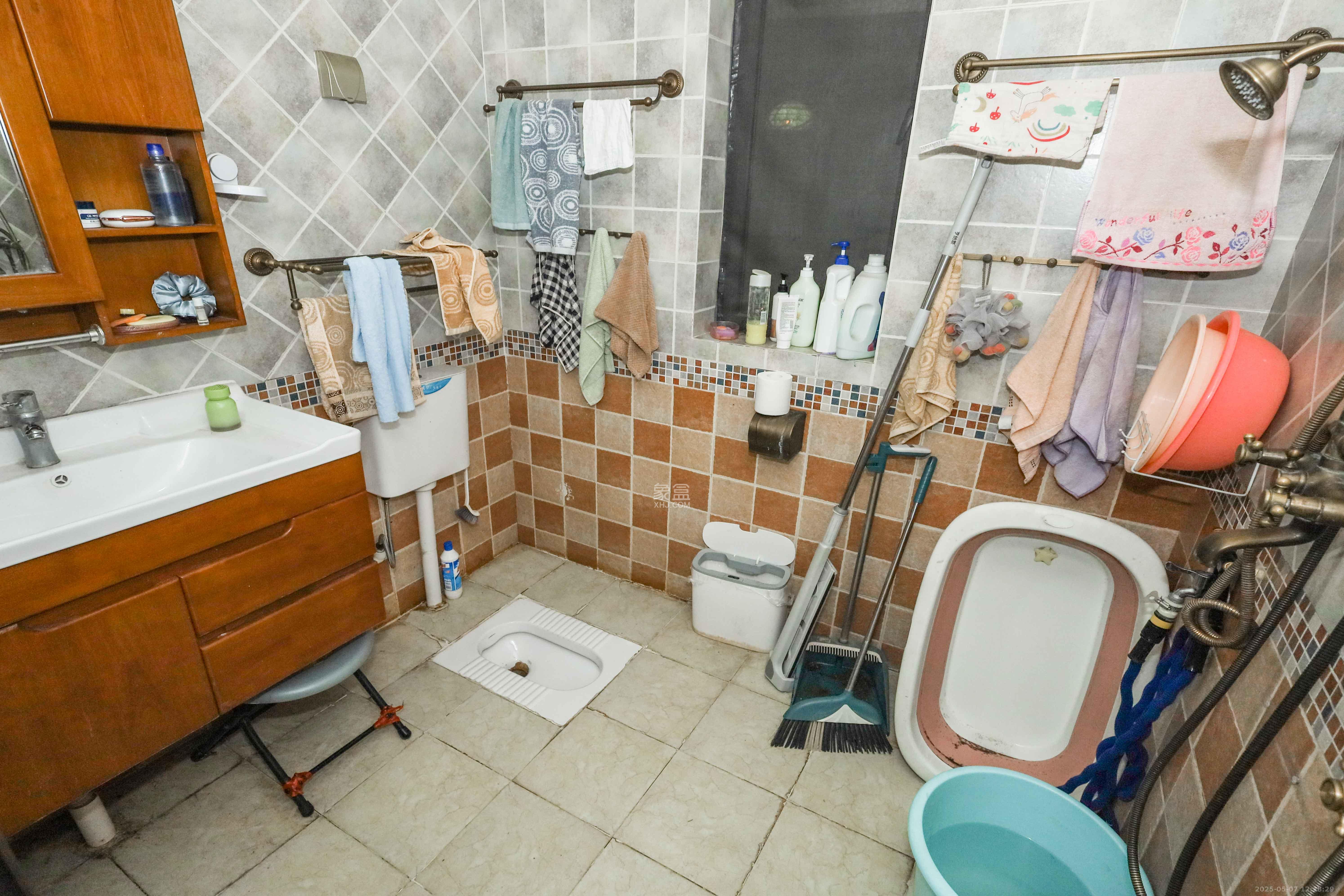 保利麓谷林语D区  4室2厅2卫   125.00万卫生间