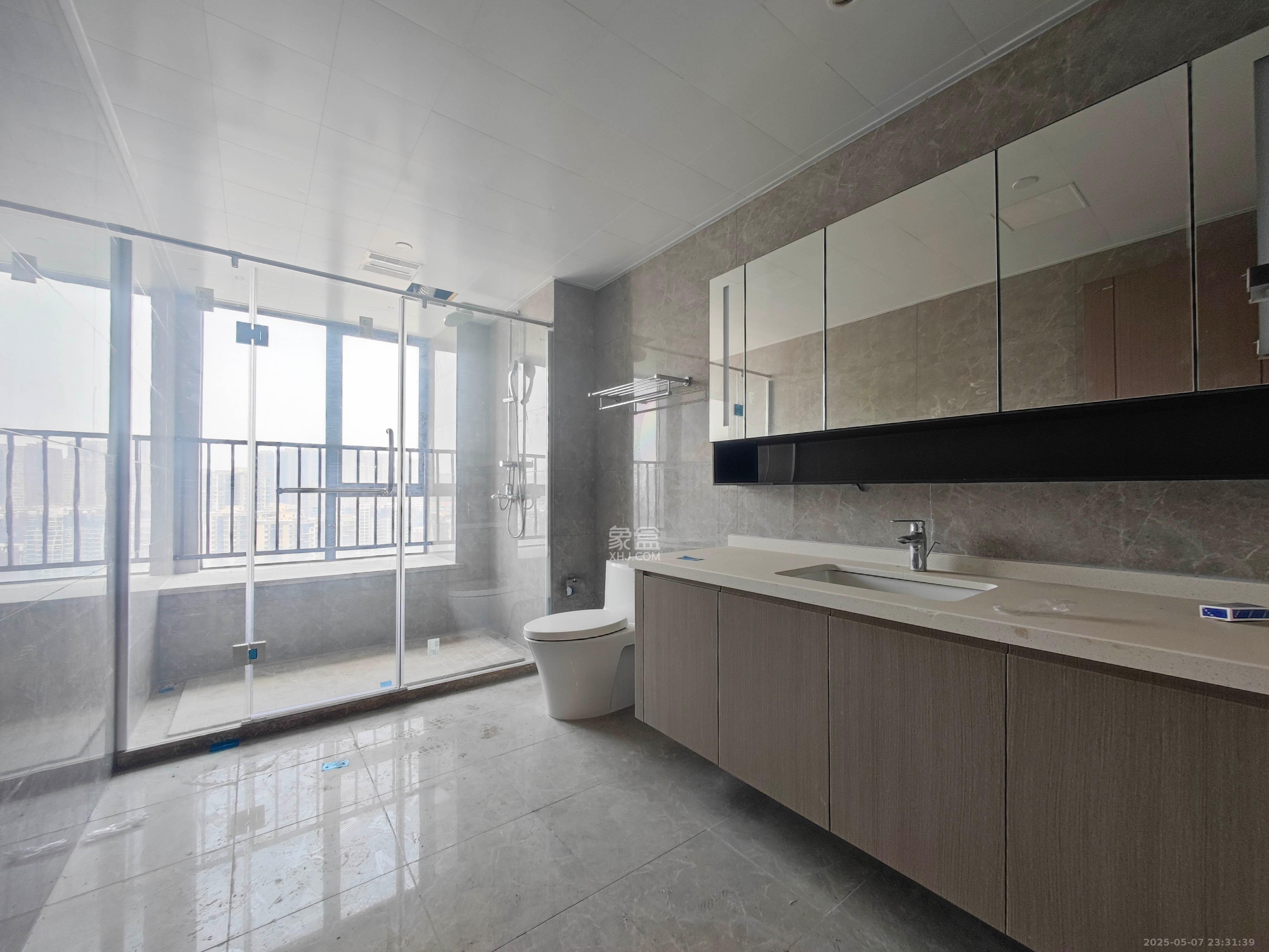 长房星城天地  4室2厅2卫    298.0万 长房星城天地  4室2厅2卫    298.0万卫生间