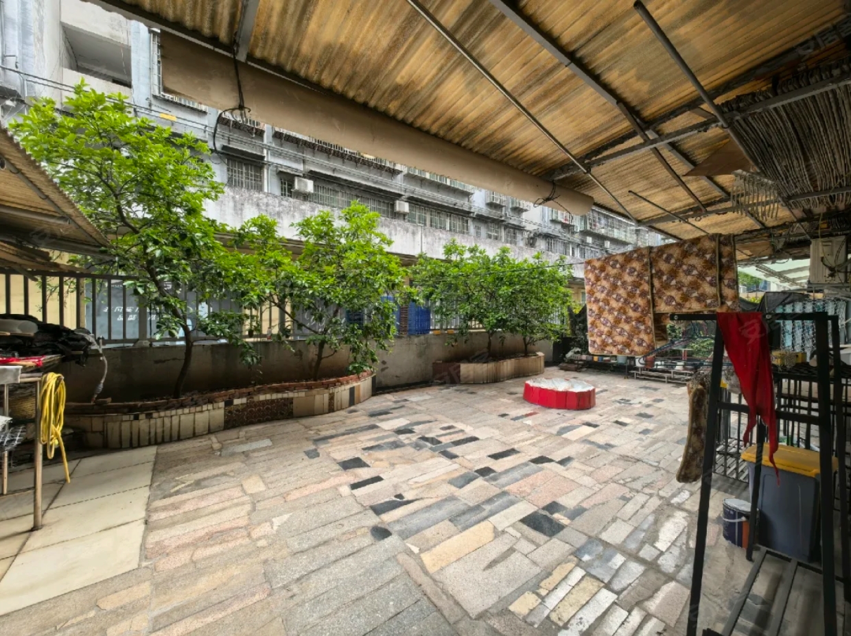 日鑫建材市场  4室2厅2卫   78.00万客厅