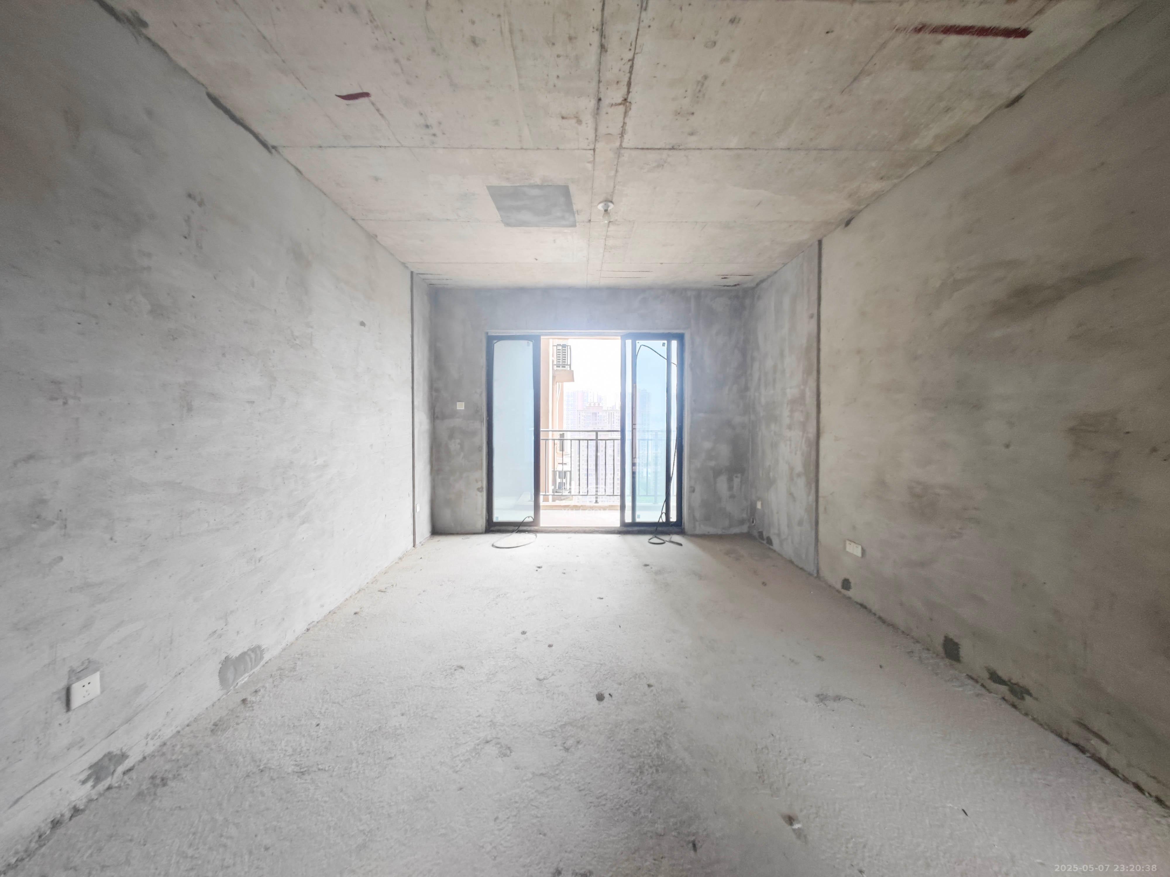 云开壹品樾玺 5室2厅2卫 126.0万 云开壹品樾玺 5室2厅2卫 126.0万客厅