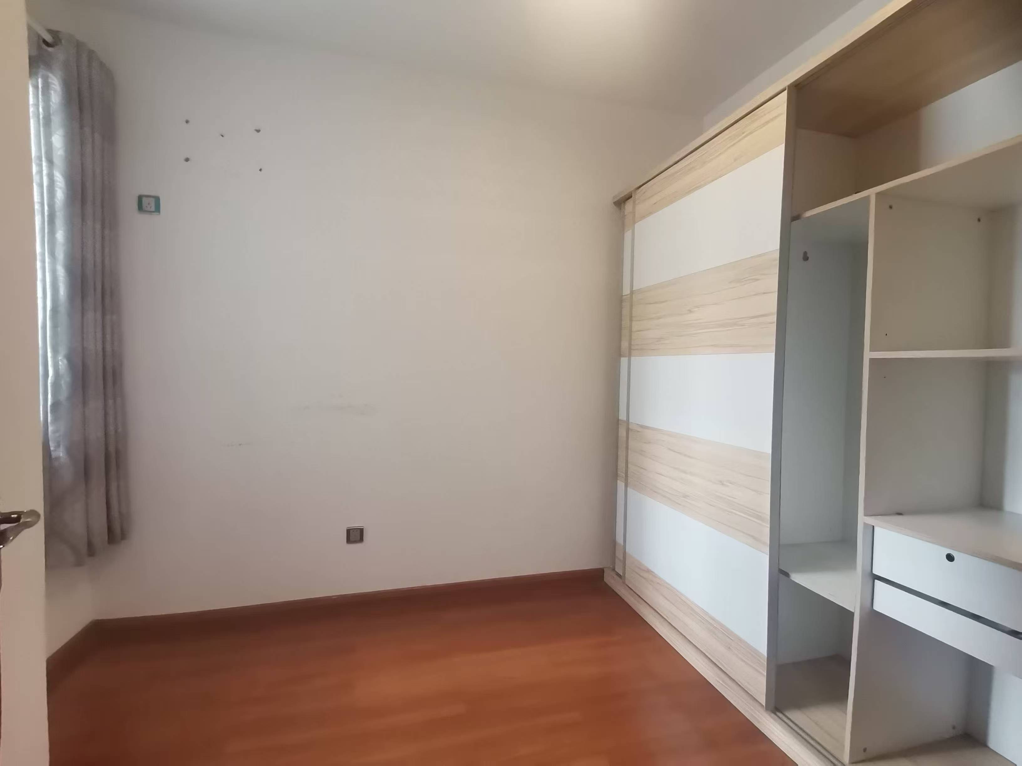 逸臣广场 2室2厅1卫 1500.0元/月 逸臣广场 2室2厅1卫 1500.0元/月室内图