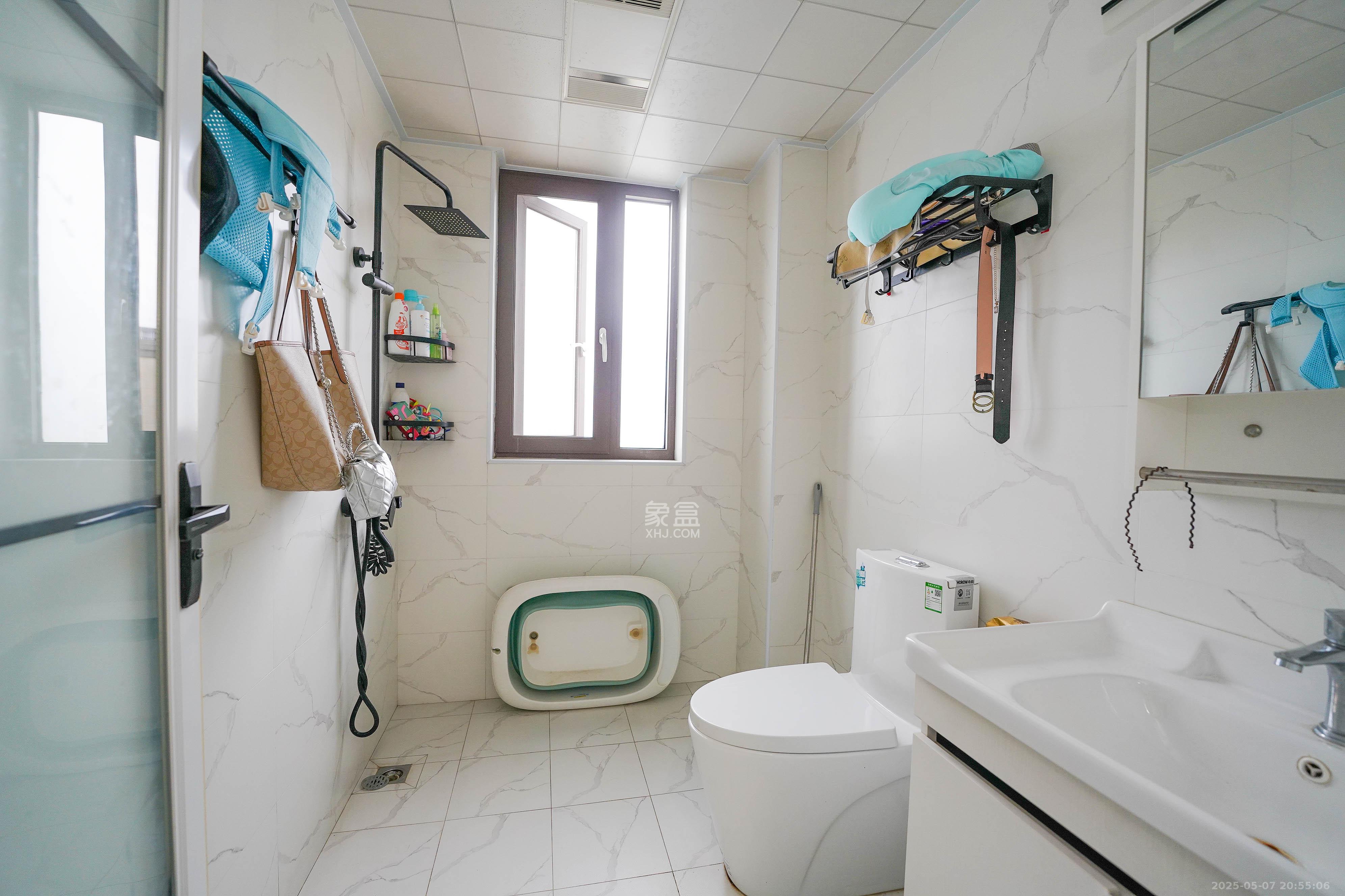 绿地新都会  3室2厅2卫    82.0万卫生间