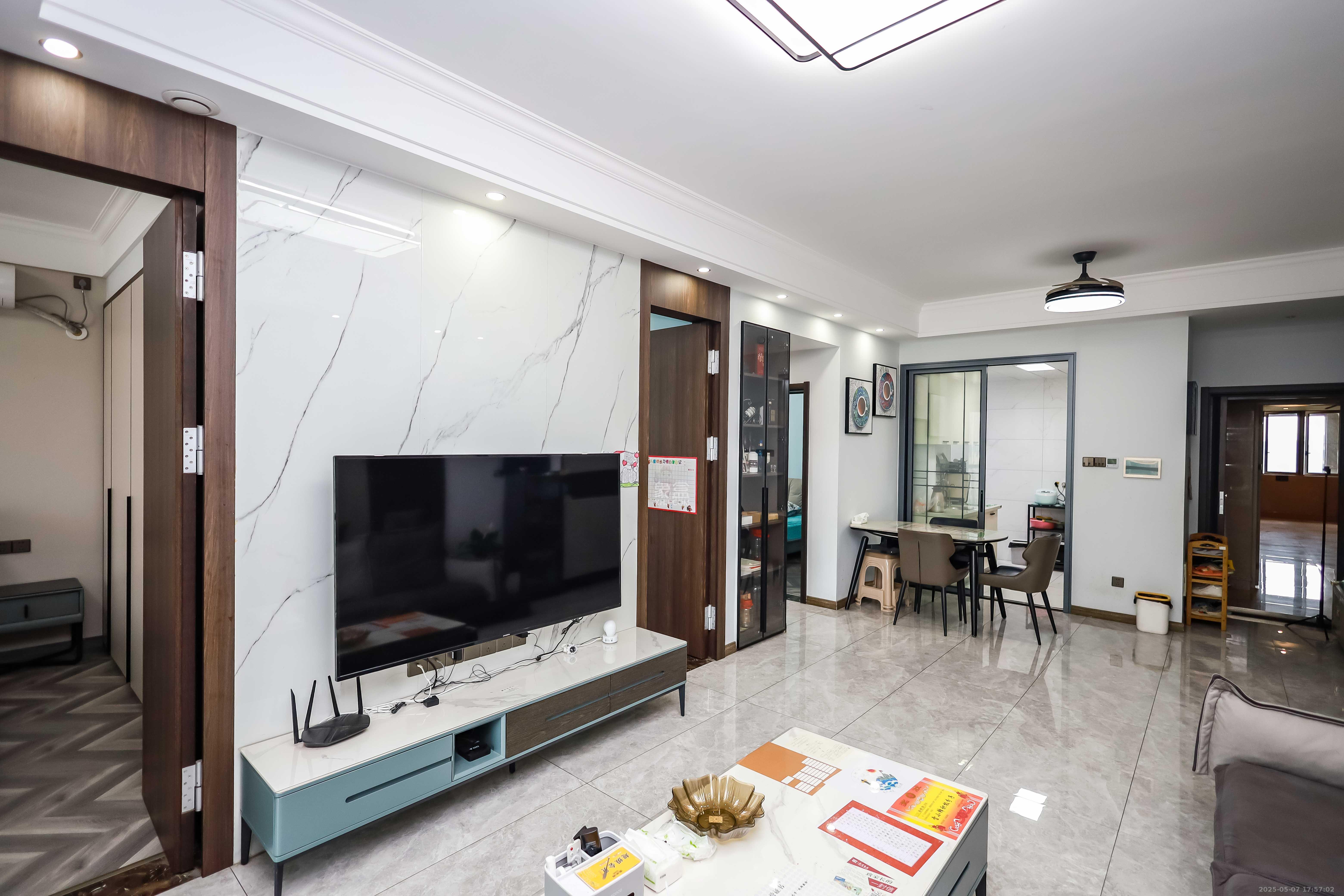 万象府台  3室2厅2卫    200.0万 万象府台  3室2厅2卫    200.0万客厅