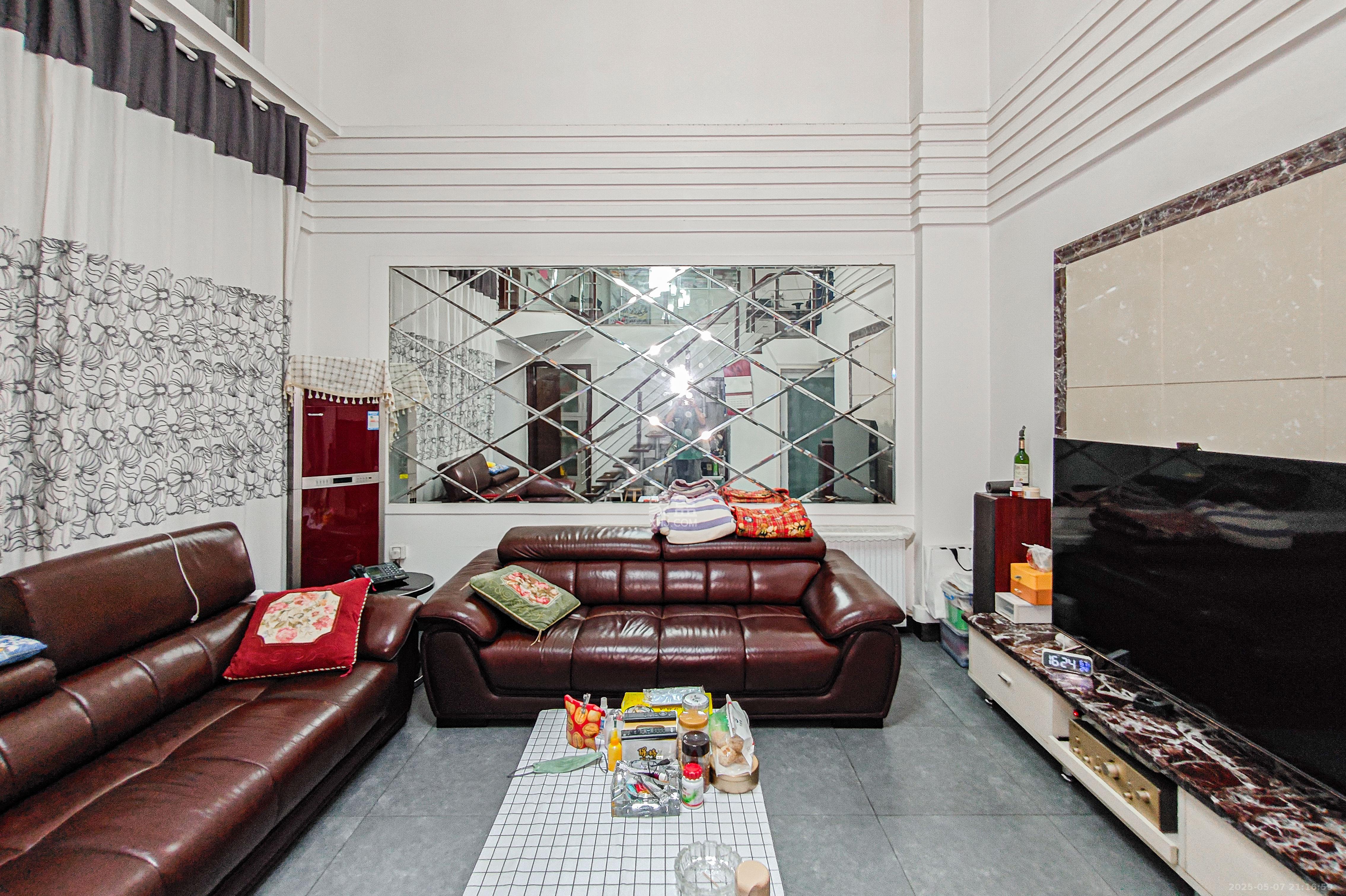 南国嘉苑  4室2厅2卫    112.0万 南国嘉苑  4室2厅2卫    112.0万客厅