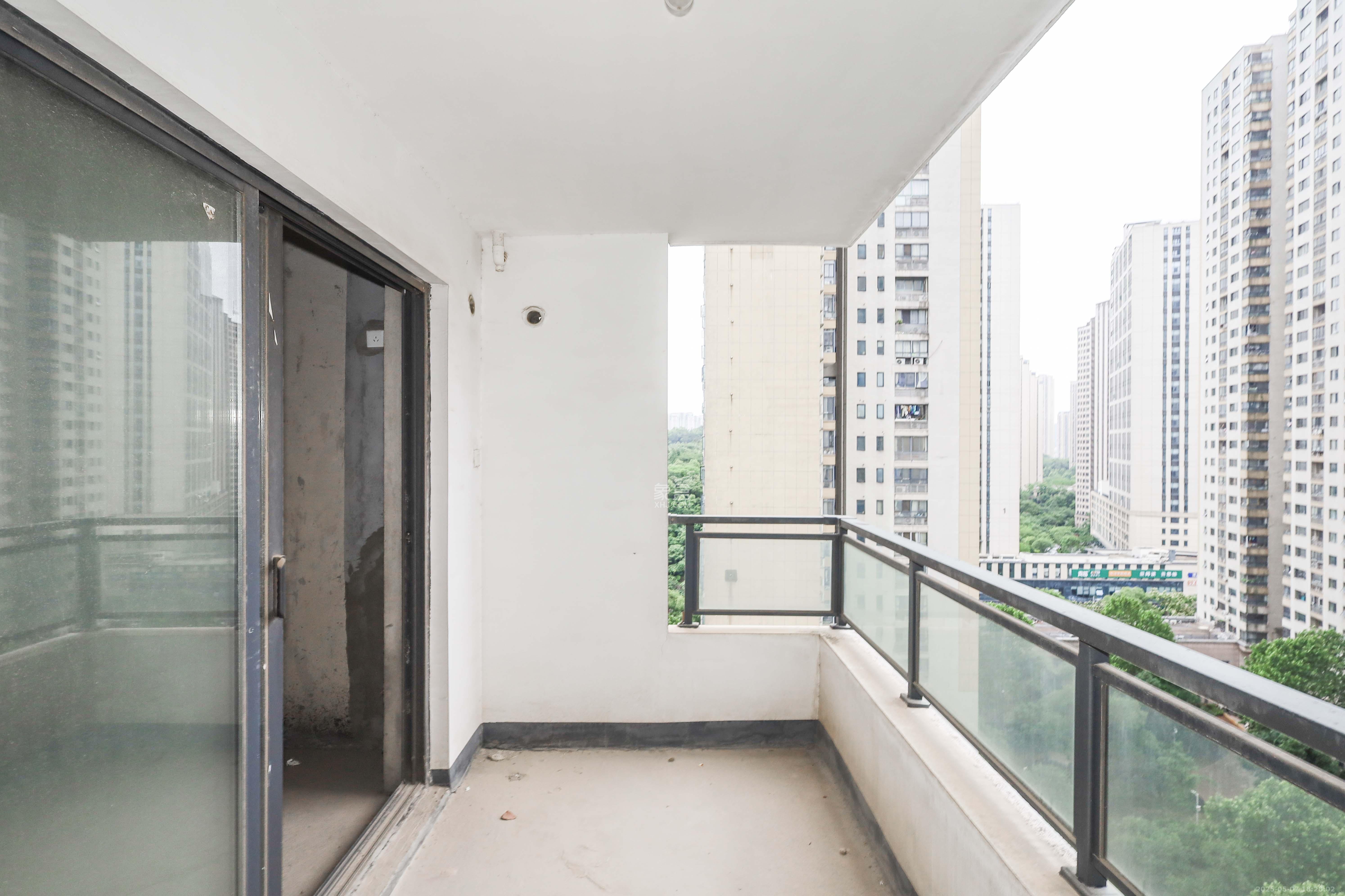 好莱城(弘德西街) 4室2厅2卫 112.0万 好莱城(弘德西街) 4室2厅2卫 112.0万阳台