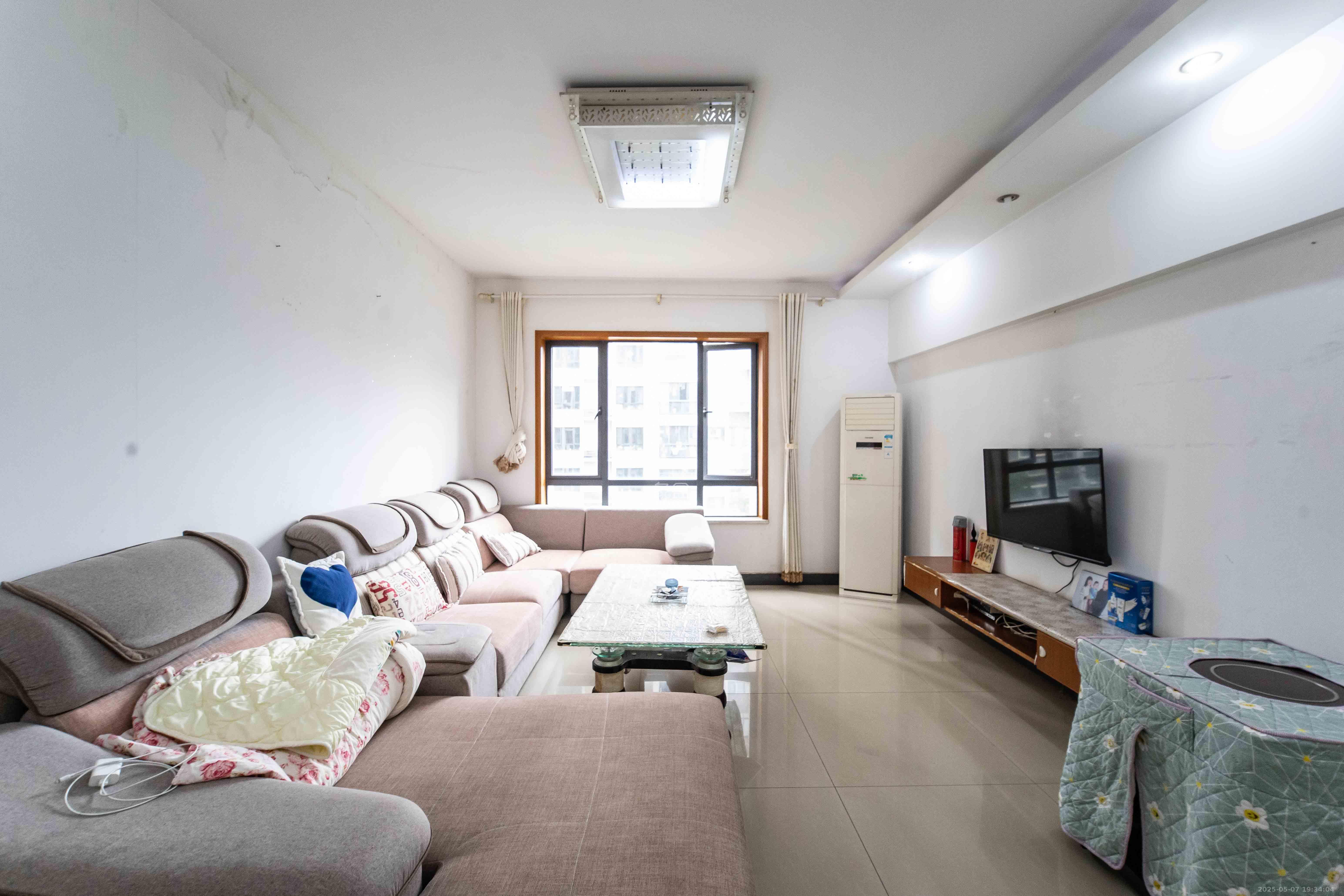 尚东紫郡 1室0厅0卫 99.8万 尚东紫郡 1室0厅0卫 99.8万客厅