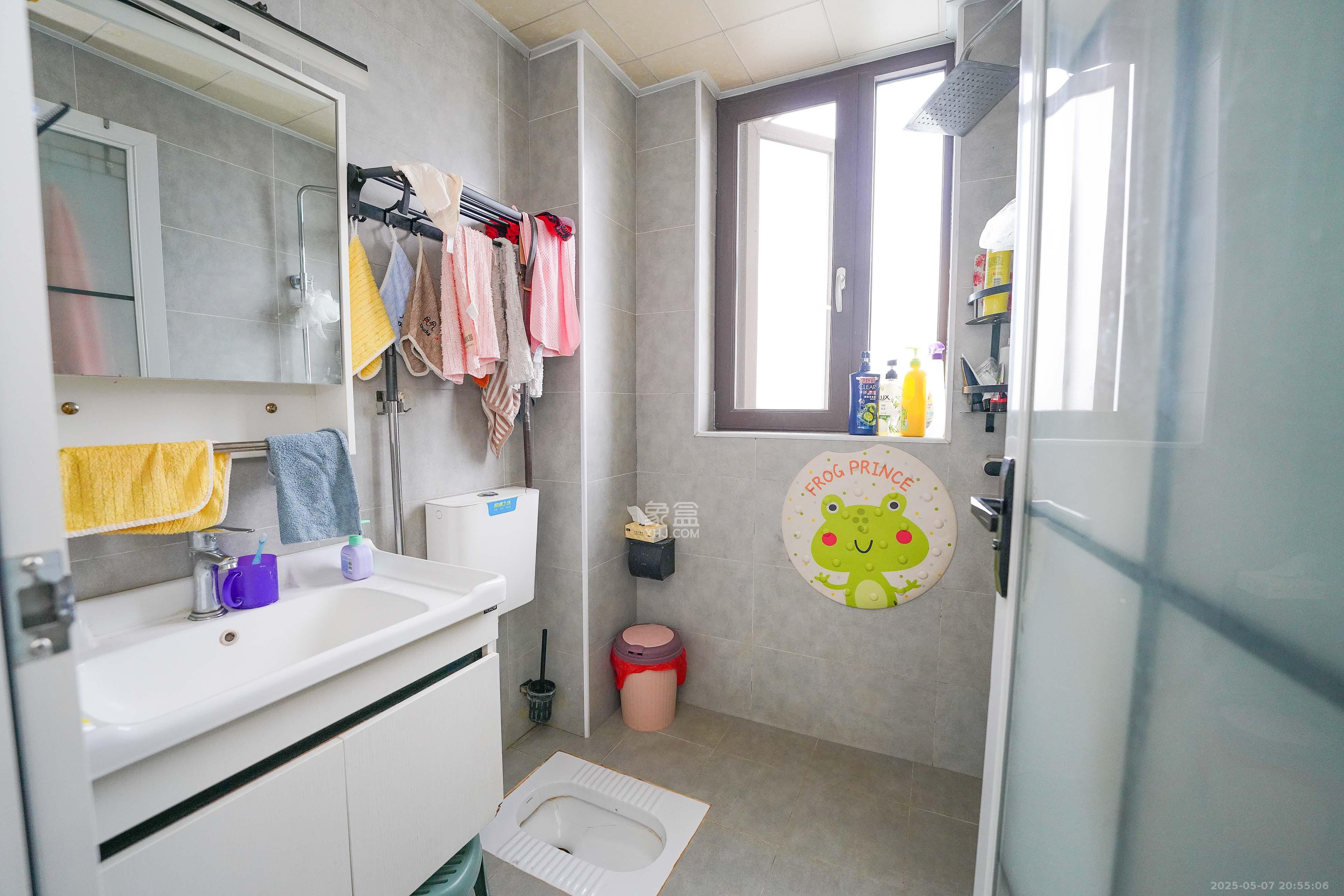 绿地新都会  3室2厅2卫    82.0万卫生间