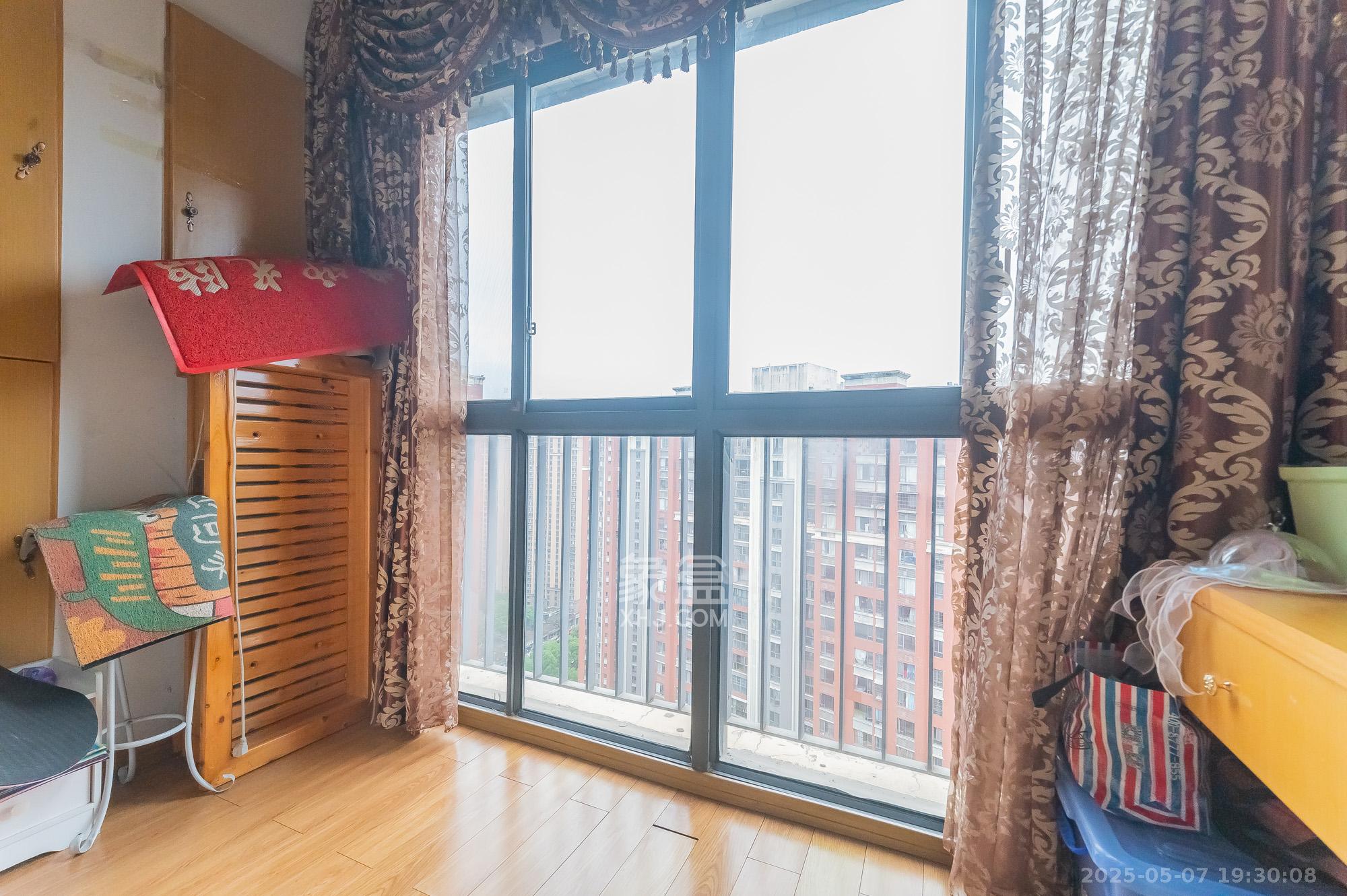 华润凤凰城二期 3室2厅2卫 77.8万 华润凤凰城二期 3室2厅2卫 77.8万阳台