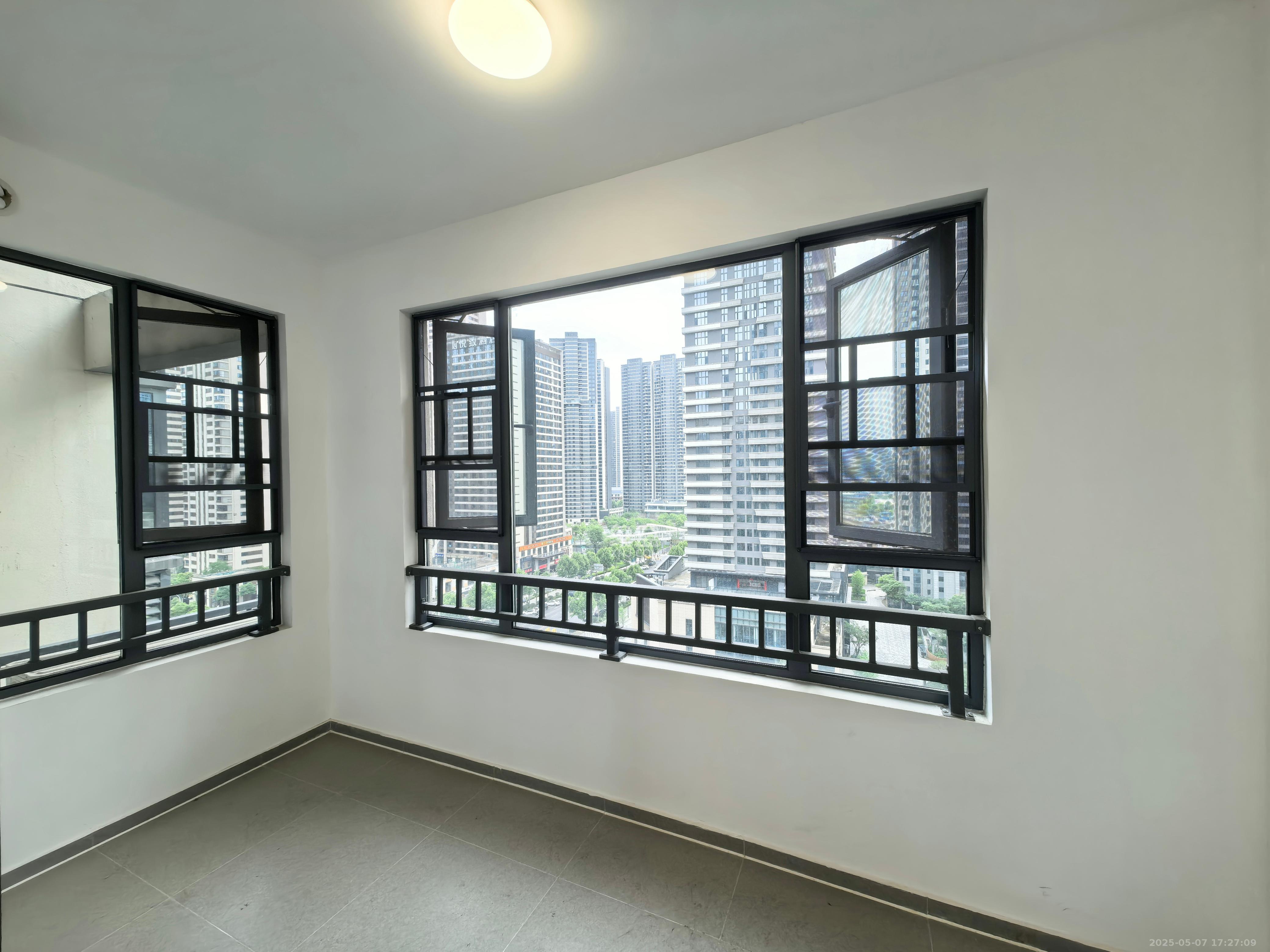 欣利梅溪左岸  5室2厅2卫   3200.00元/月室内图
