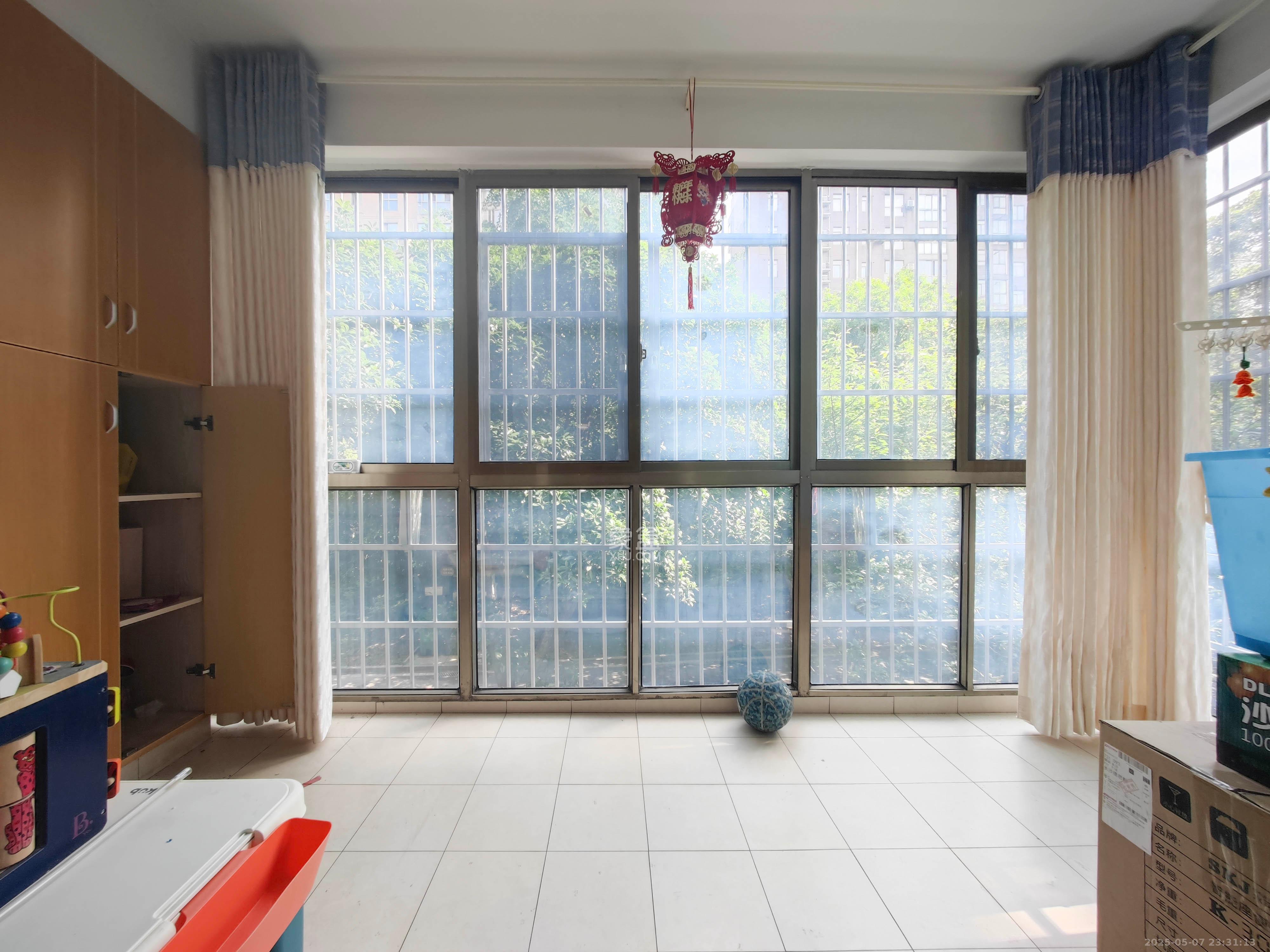 和景园  4室2厅2卫   182.00万阳台