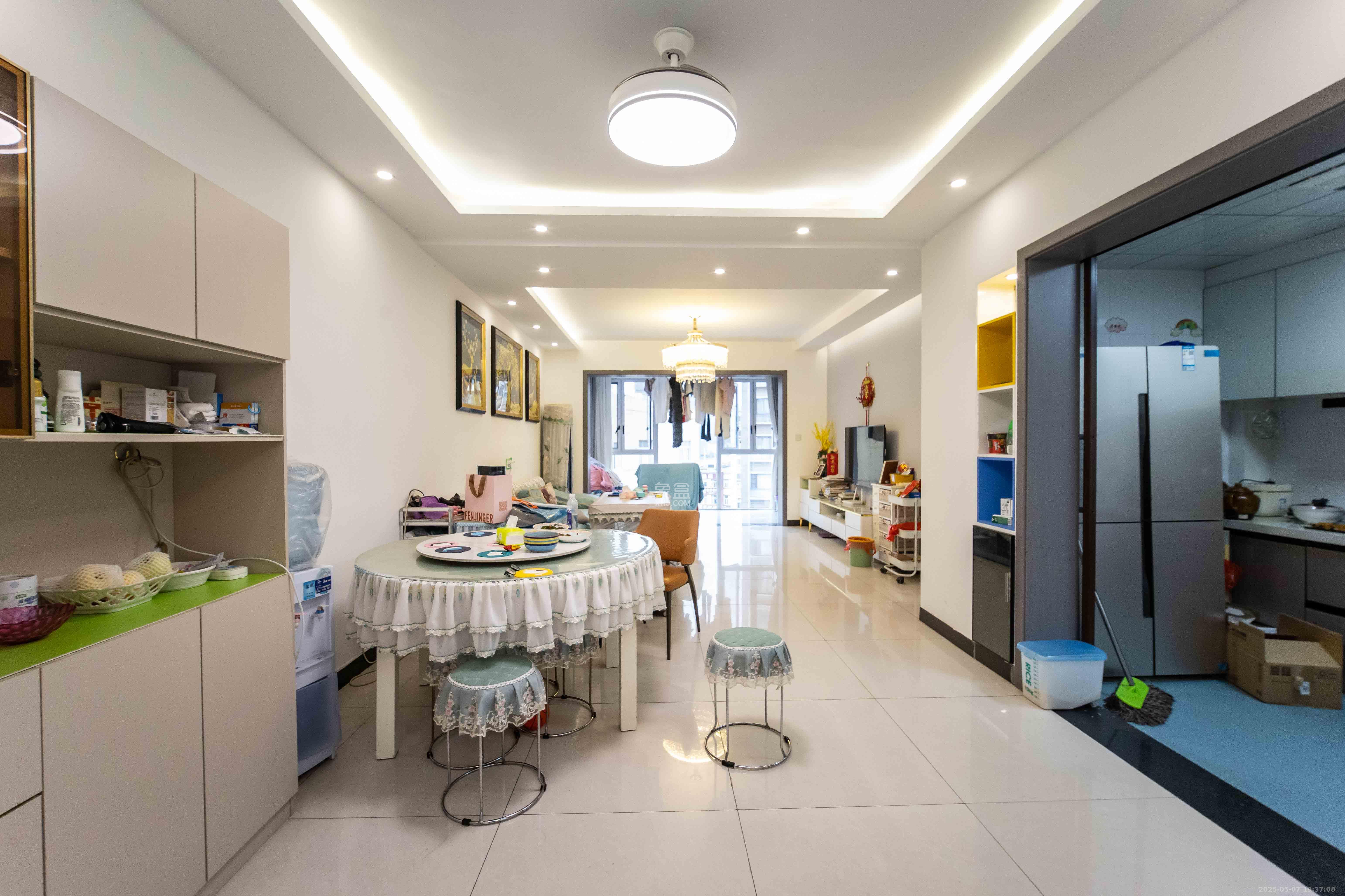 银港水晶城  3室2厅2卫    110.0万 银港水晶城  3室2厅2卫    110.0万客厅