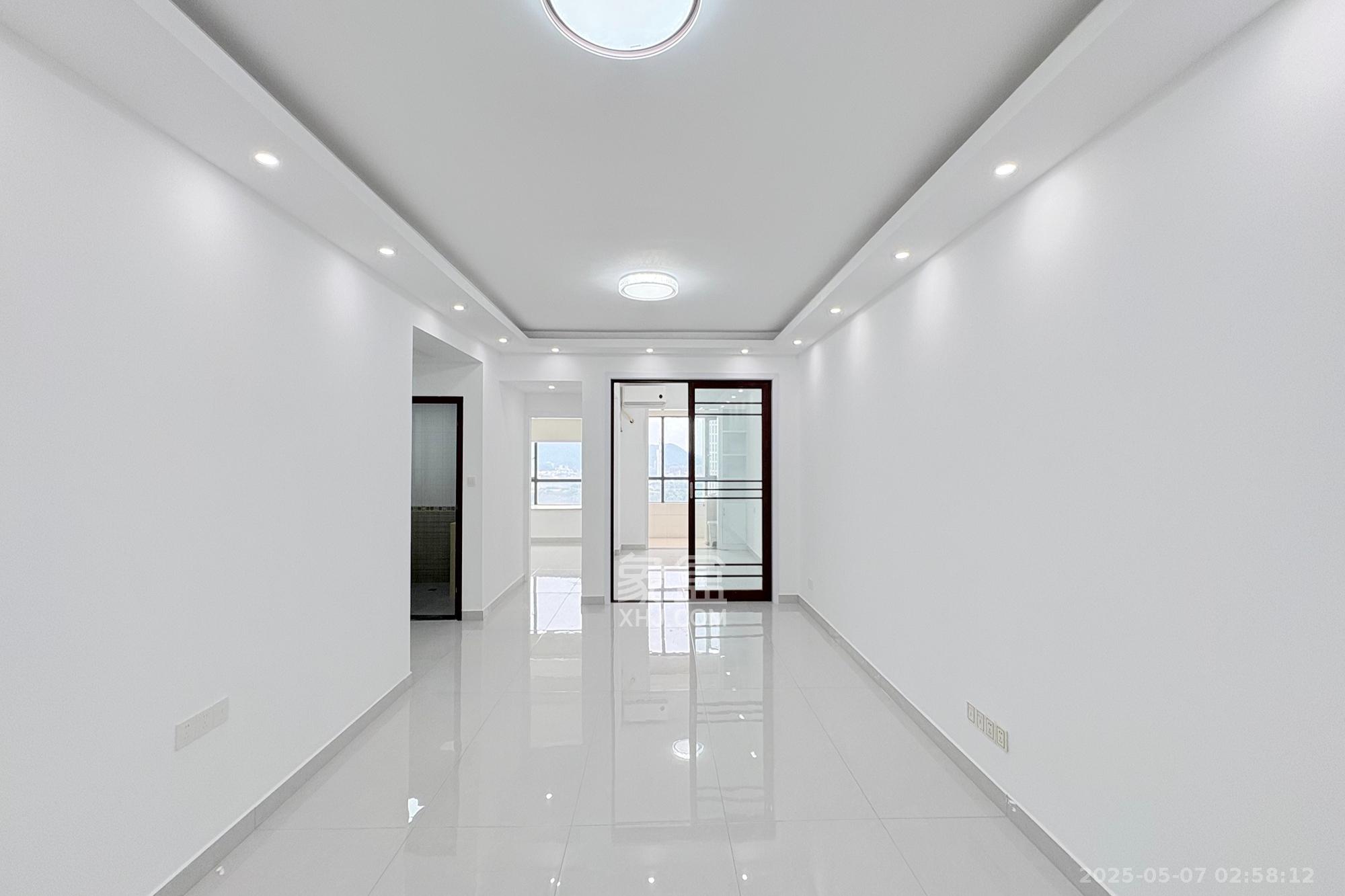 五一大道202(中环壹世界)  3室2厅1卫    112.0万 五一大道202(中环壹世界)  3室2厅1卫    112.0万客厅