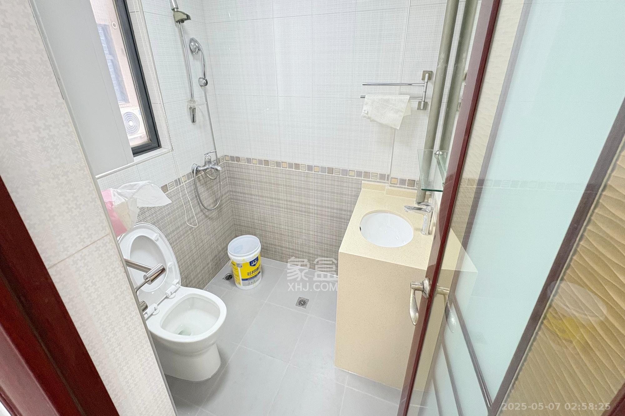 五一大道202(中环壹世界)  3室2厅1卫    112.0万 五一大道202(中环壹世界)  3室2厅1卫    112.0万卫生间