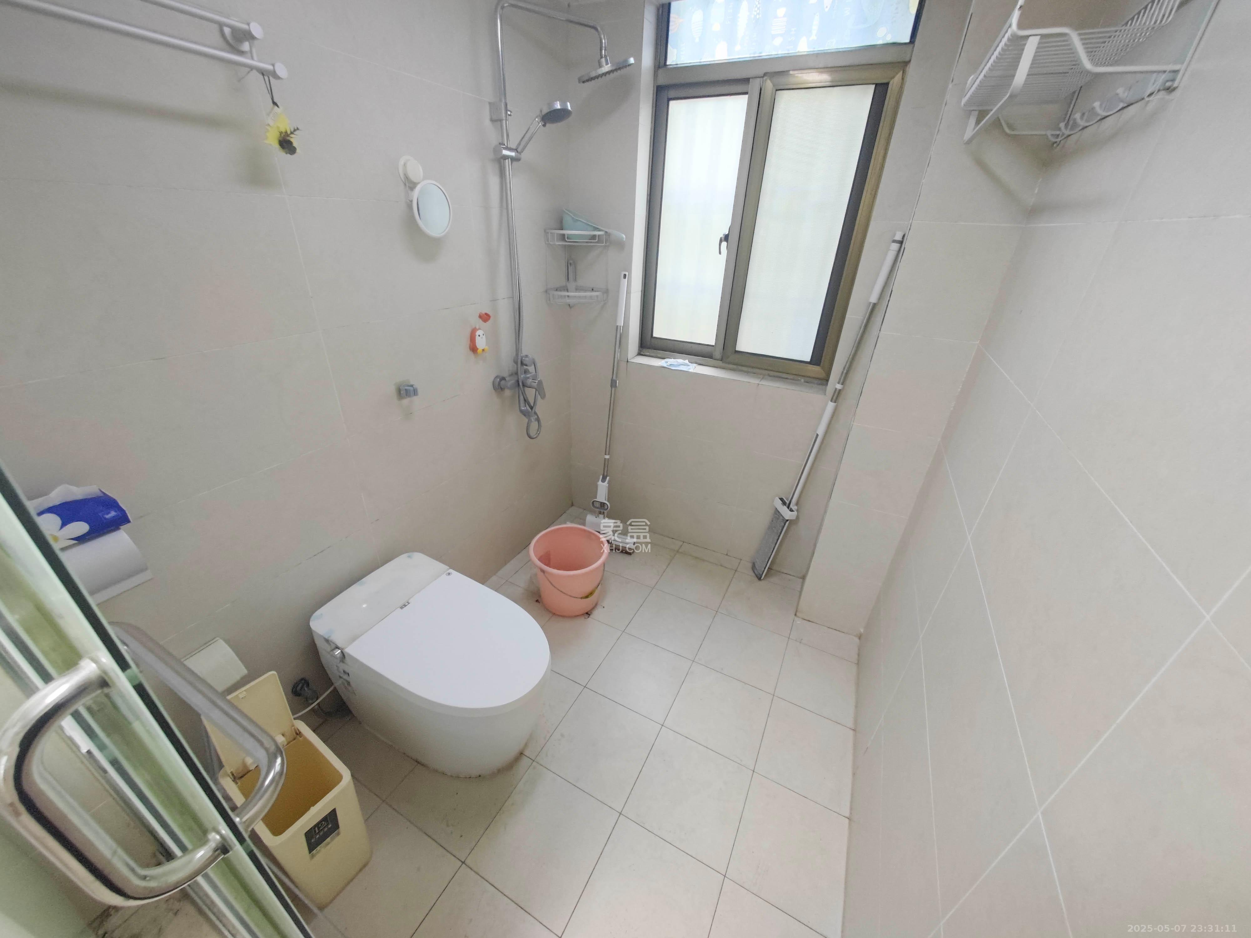 和景园  4室2厅2卫   182.00万卫生间