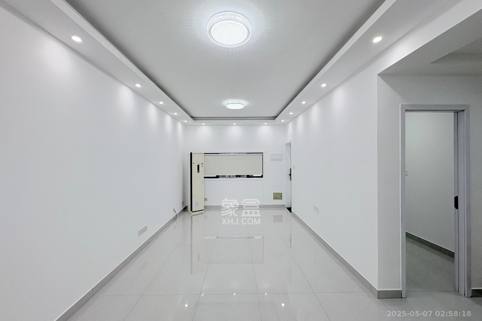 五一大道202(中环壹世界)  3室2厅1卫    112.0万 五一大道202(中环壹世界)  3室2厅1卫    112.0万客厅