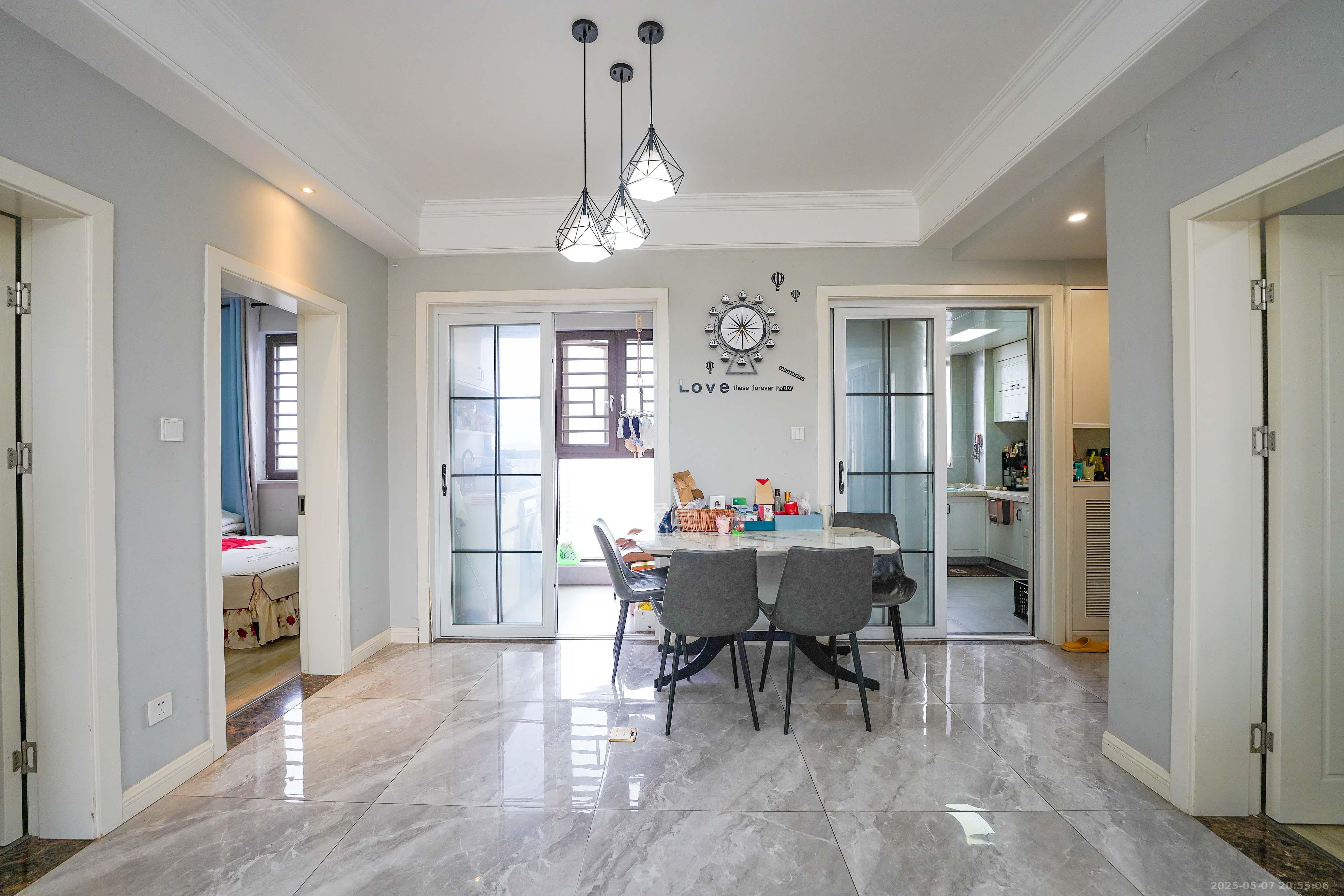 绿地新都会  3室2厅2卫    82.0万客厅