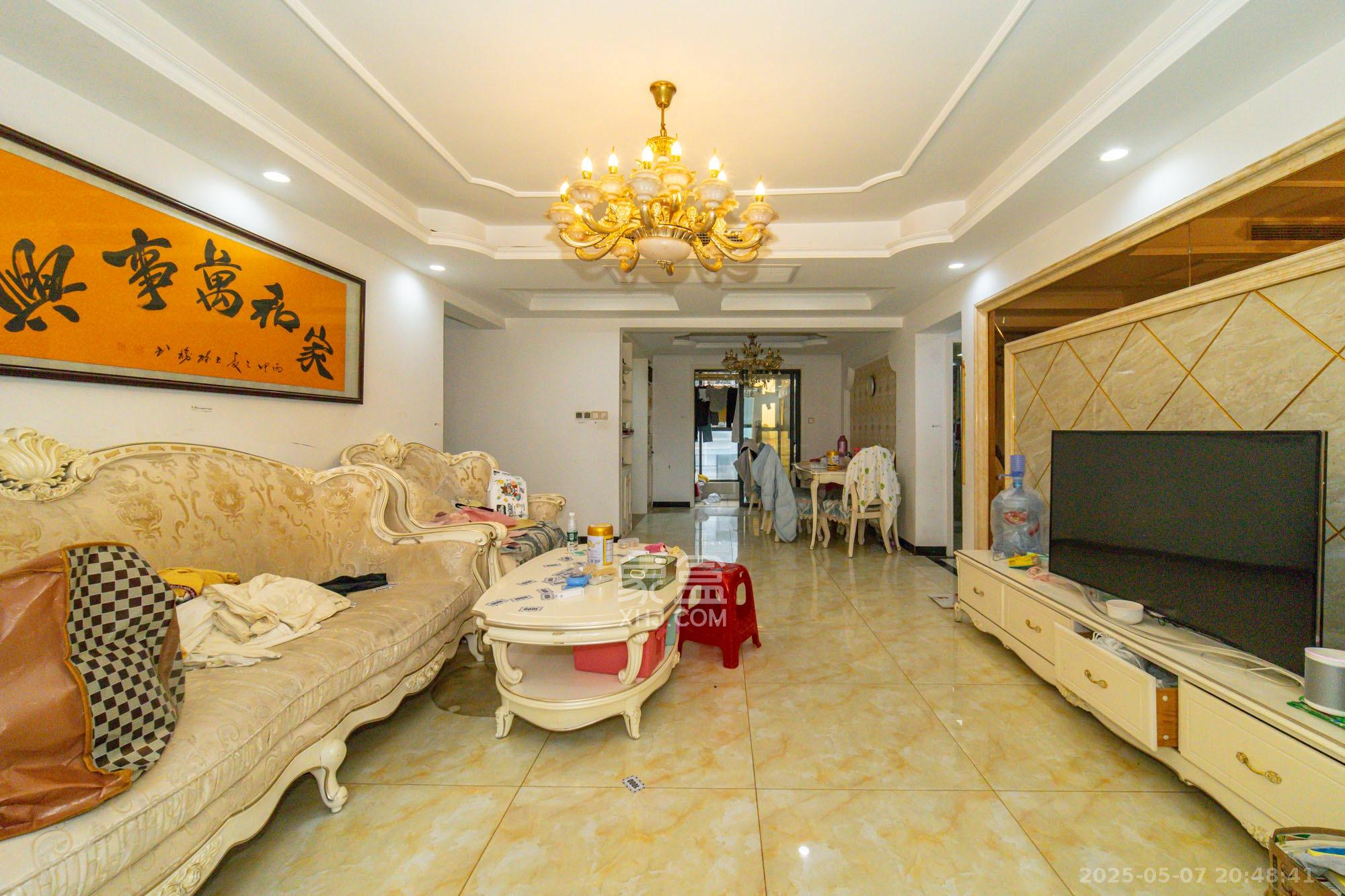 深业睿城  4室2厅2卫    108.8万 深业睿城  4室2厅2卫    108.8万客厅