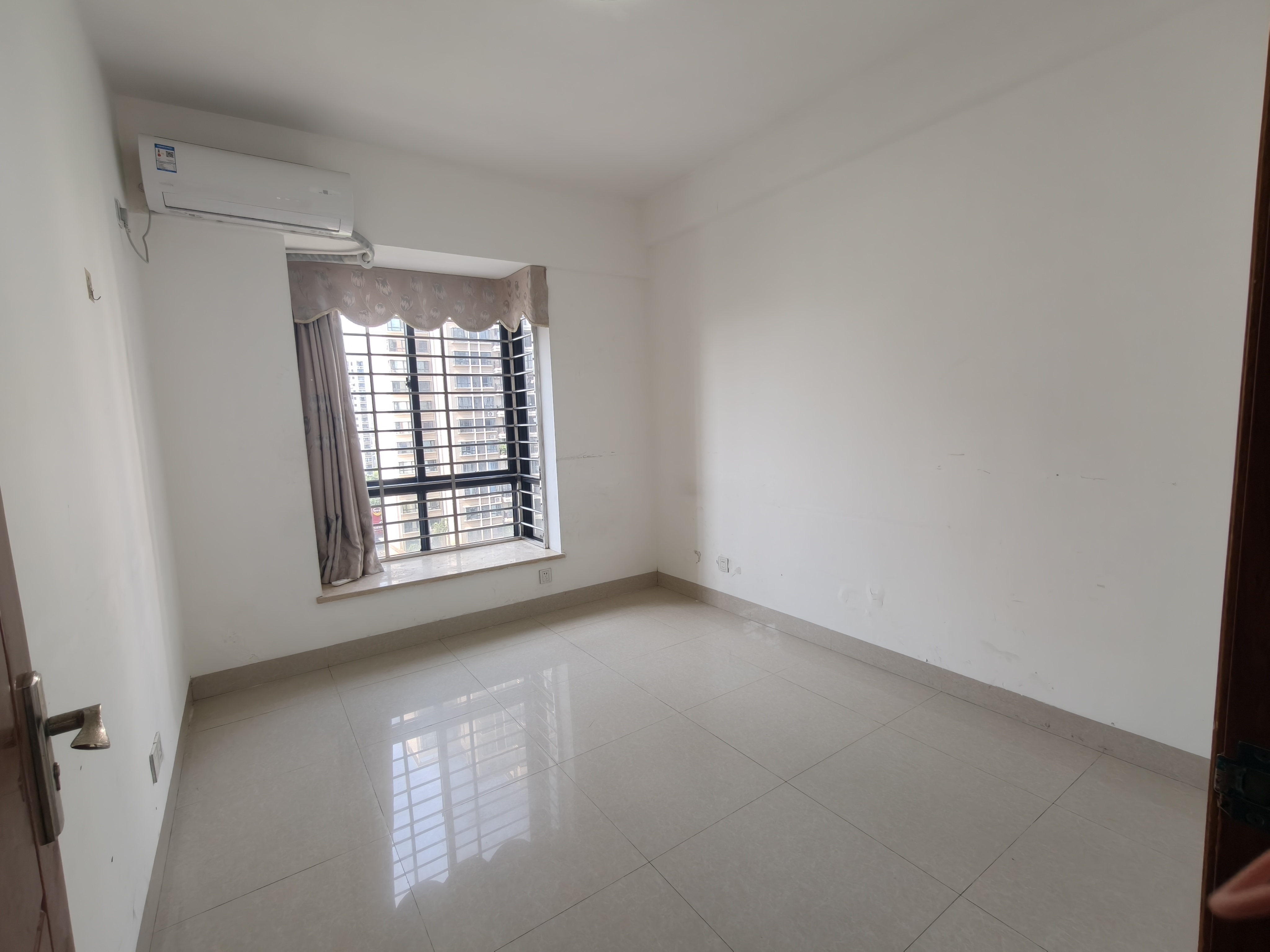 瑞园一期 4室2厅2卫 2600.0元/月 瑞园一期 4室2厅2卫 2600.0元/月室内图