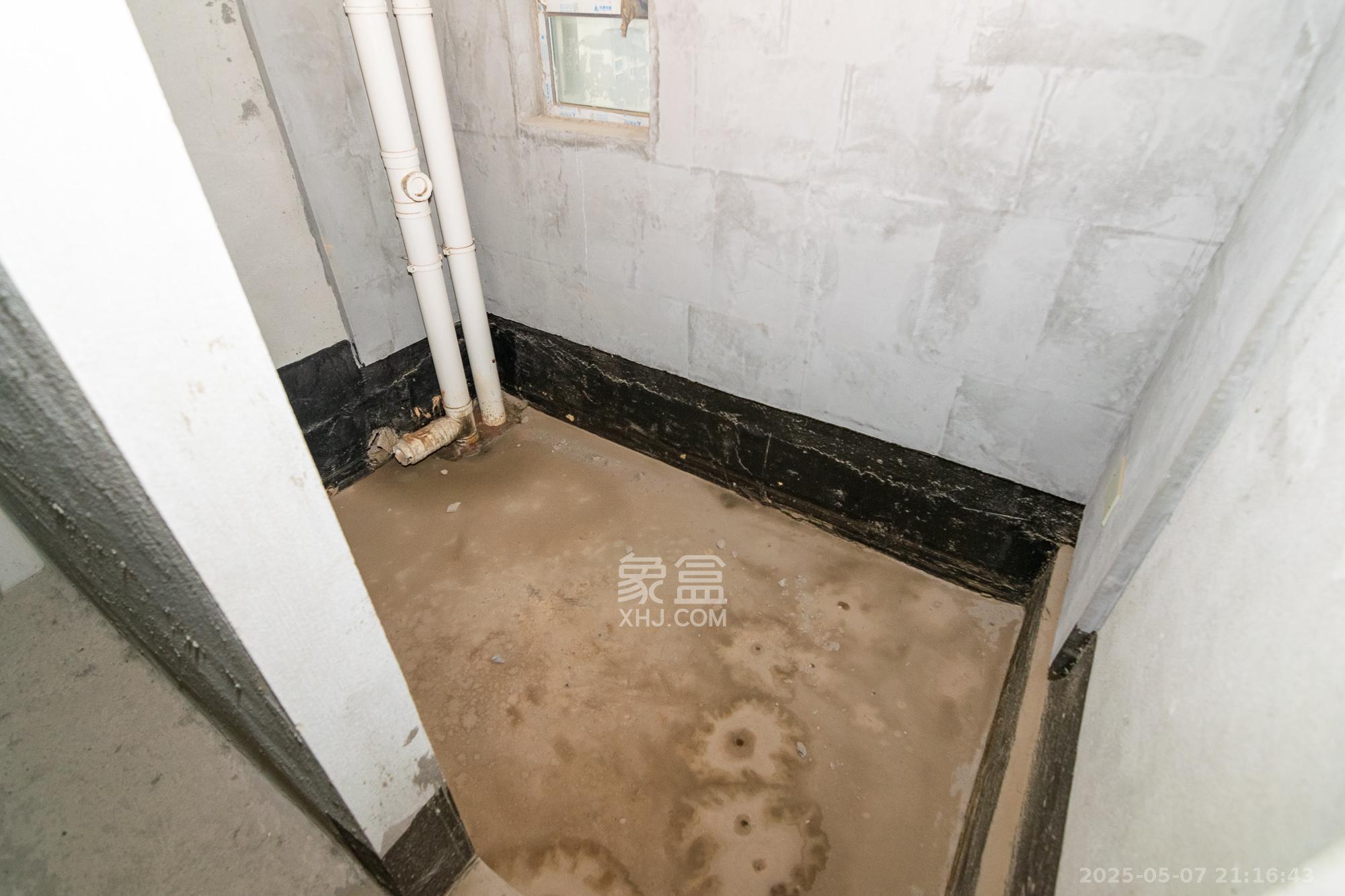 中粮鸿云  4室2厅2卫   80.00万卫生间