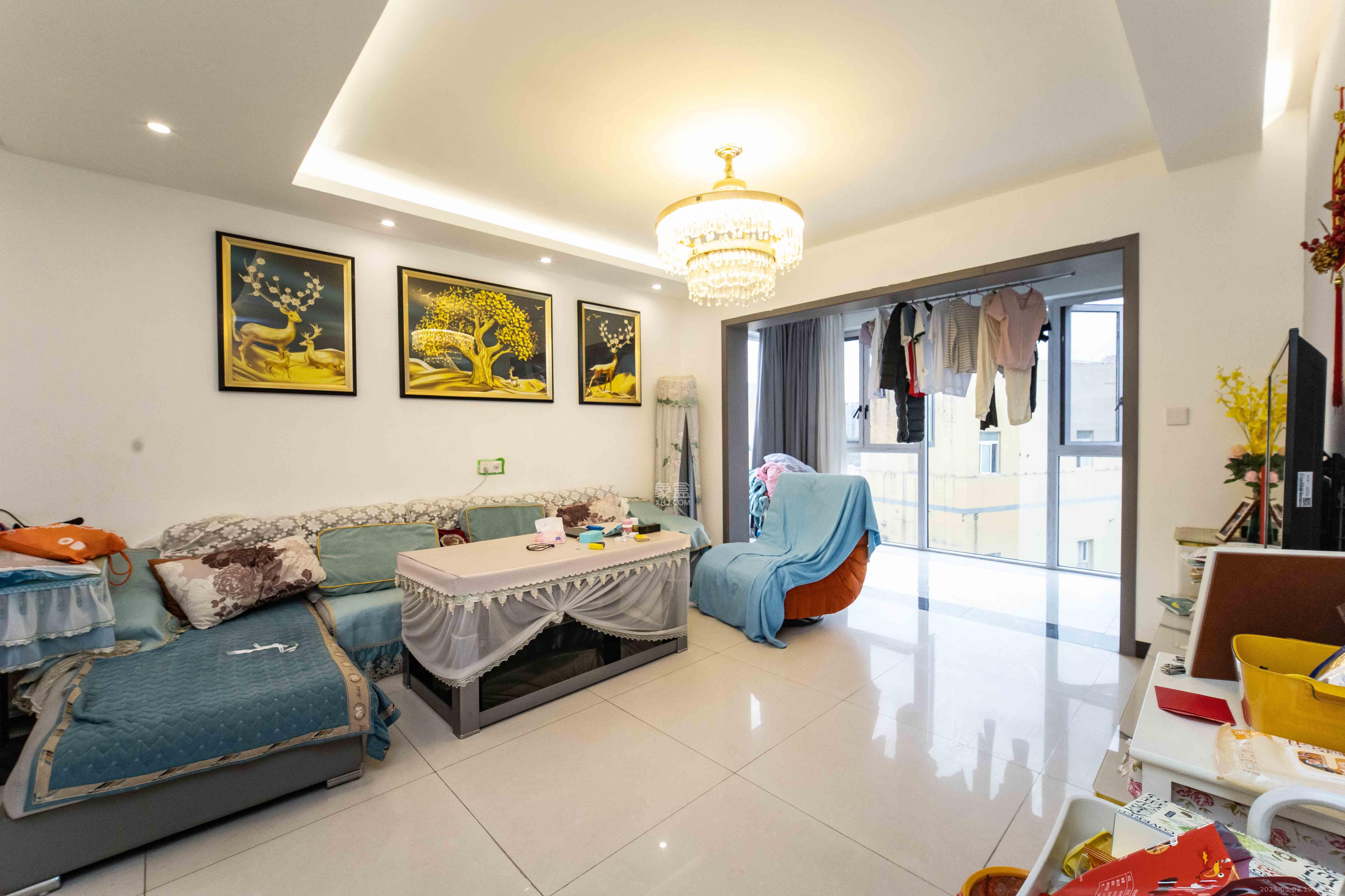 银港水晶城  3室2厅2卫    110.0万 银港水晶城  3室2厅2卫    110.0万客厅