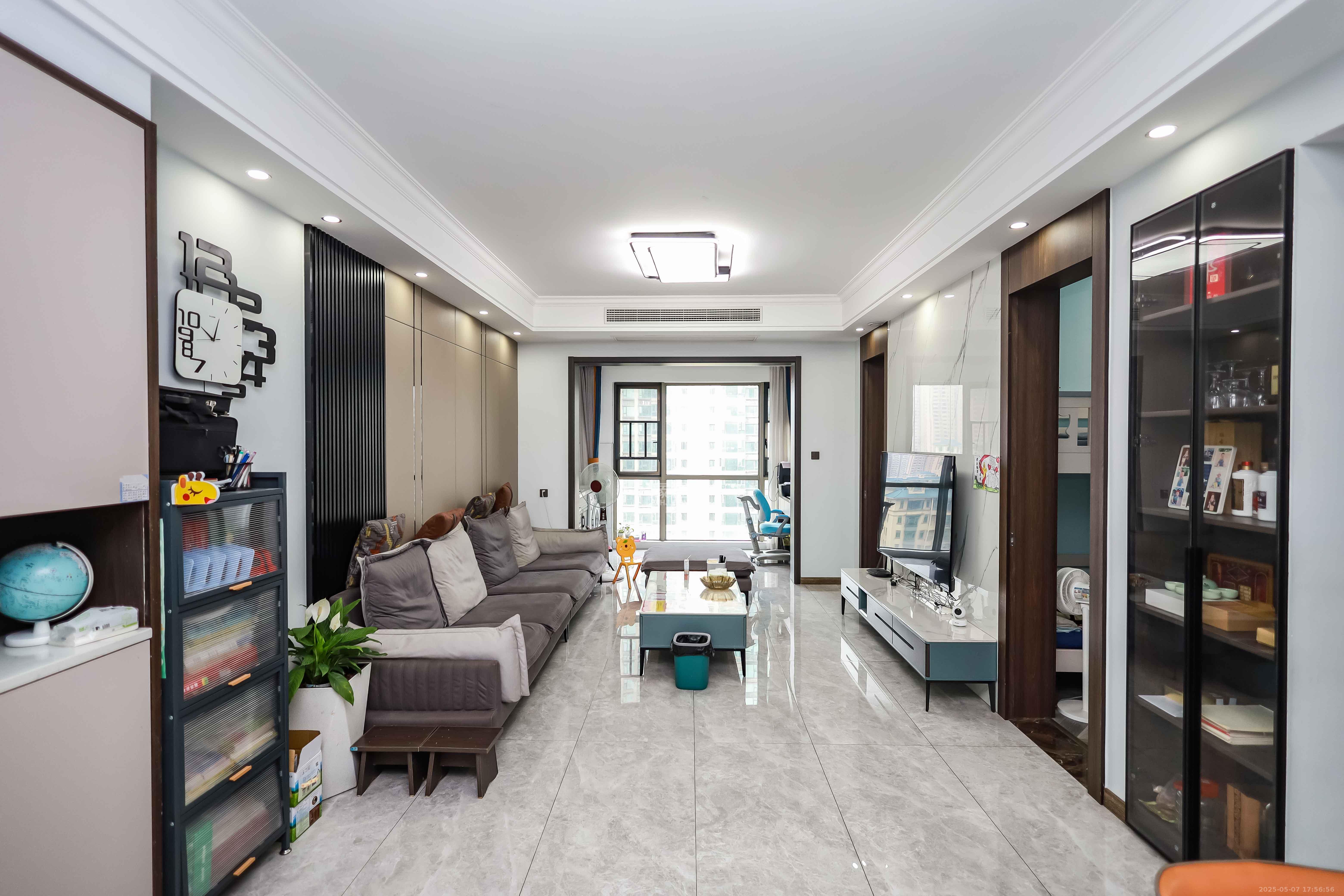 万象府台  3室2厅2卫    200.0万 万象府台  3室2厅2卫    200.0万客厅