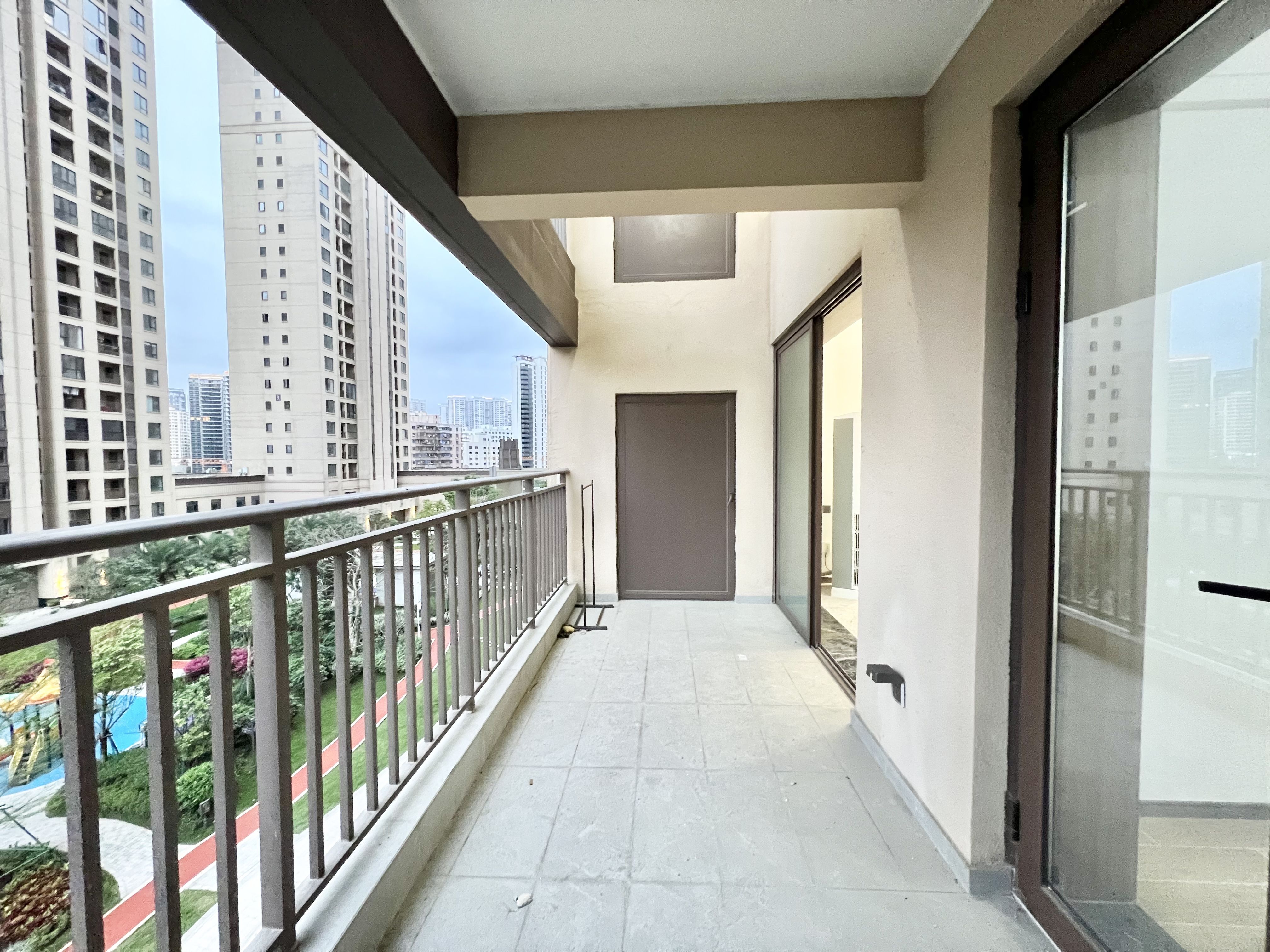 海航豪庭南苑 2室2厅2卫 320.0万 海航豪庭南苑 2室2厅2卫 320.0万客厅