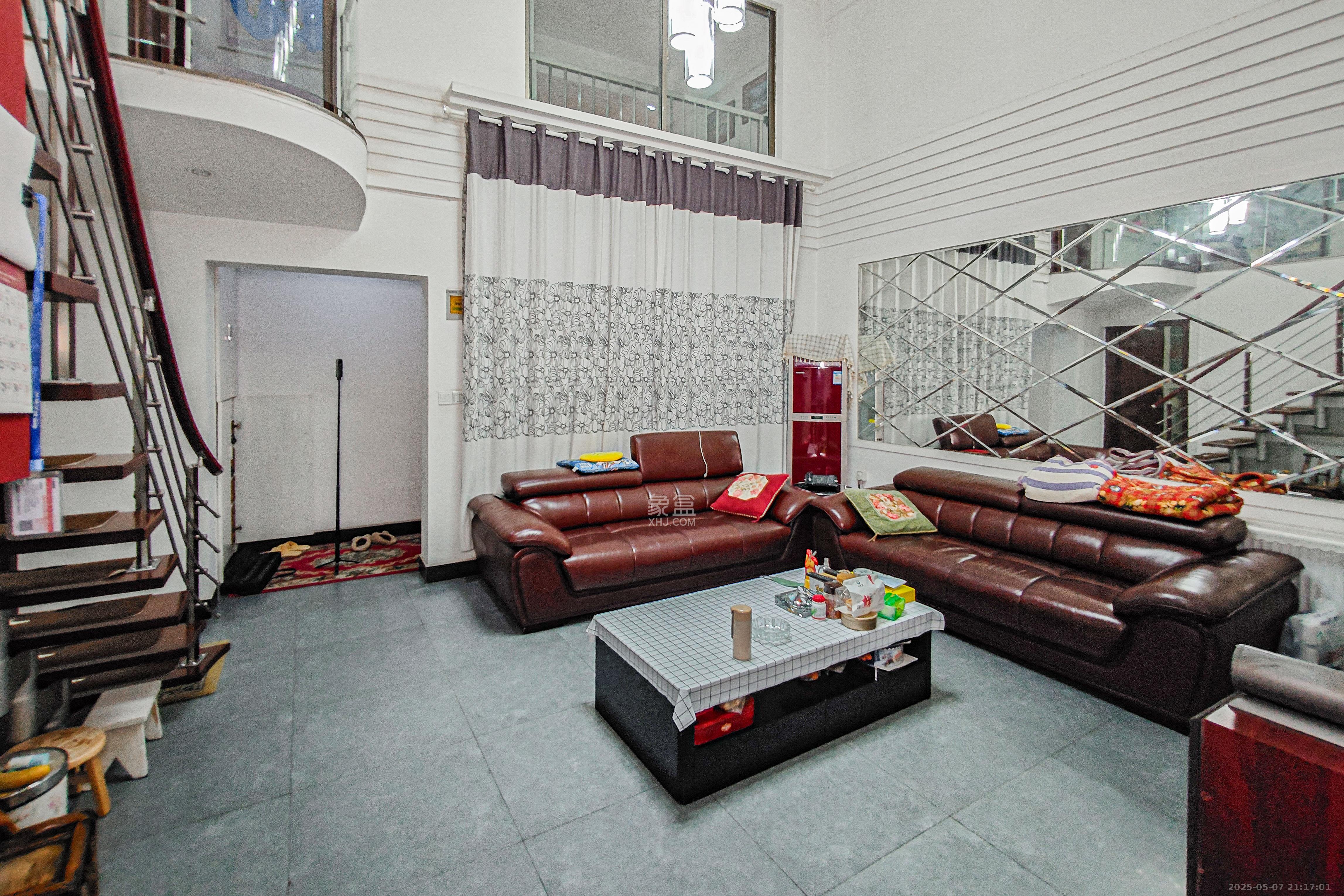 南国嘉苑  4室2厅2卫    112.0万 南国嘉苑  4室2厅2卫    112.0万客厅