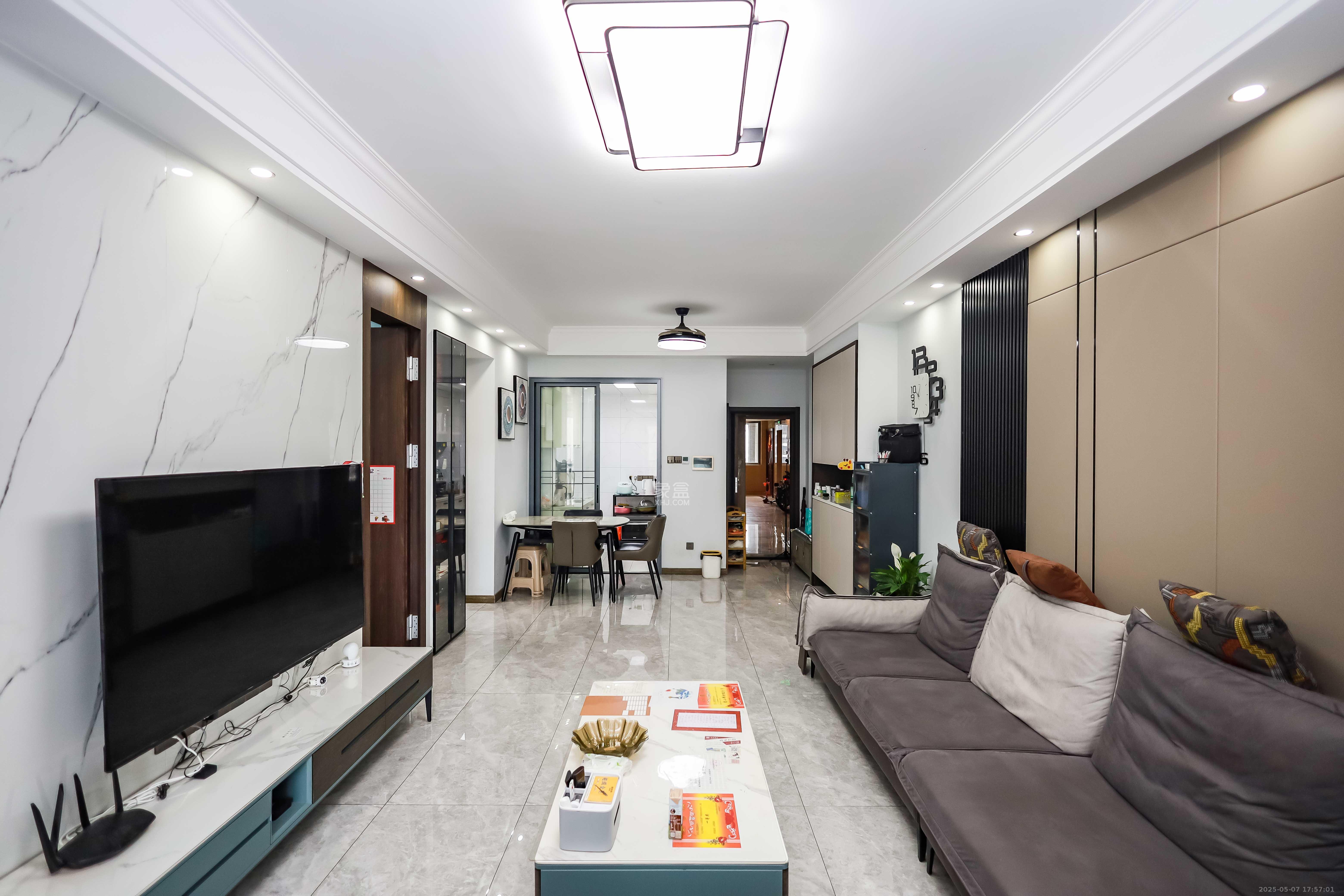 万象府台  3室2厅2卫    200.0万 万象府台  3室2厅2卫    200.0万客厅