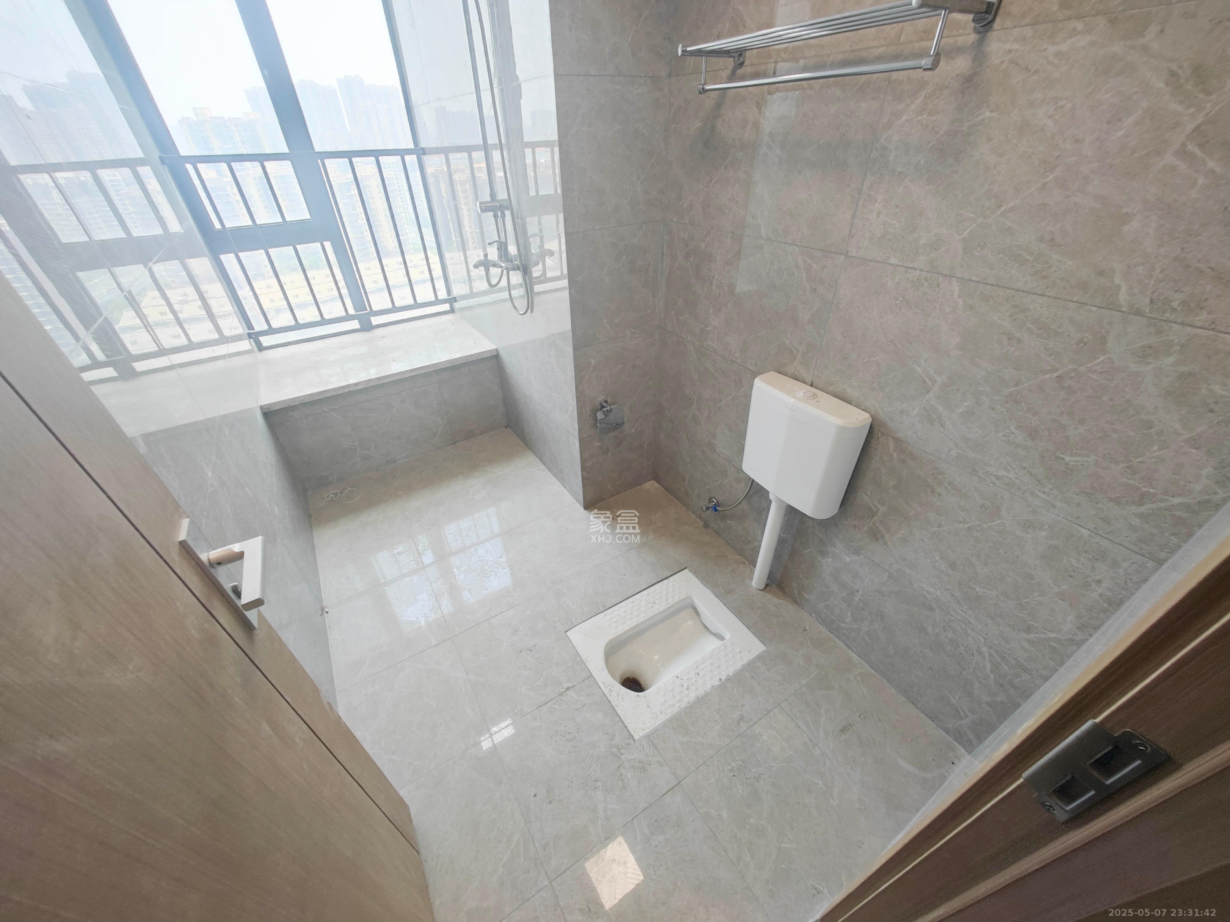 长房星城天地  4室2厅2卫    298.0万 长房星城天地  4室2厅2卫    298.0万卫生间