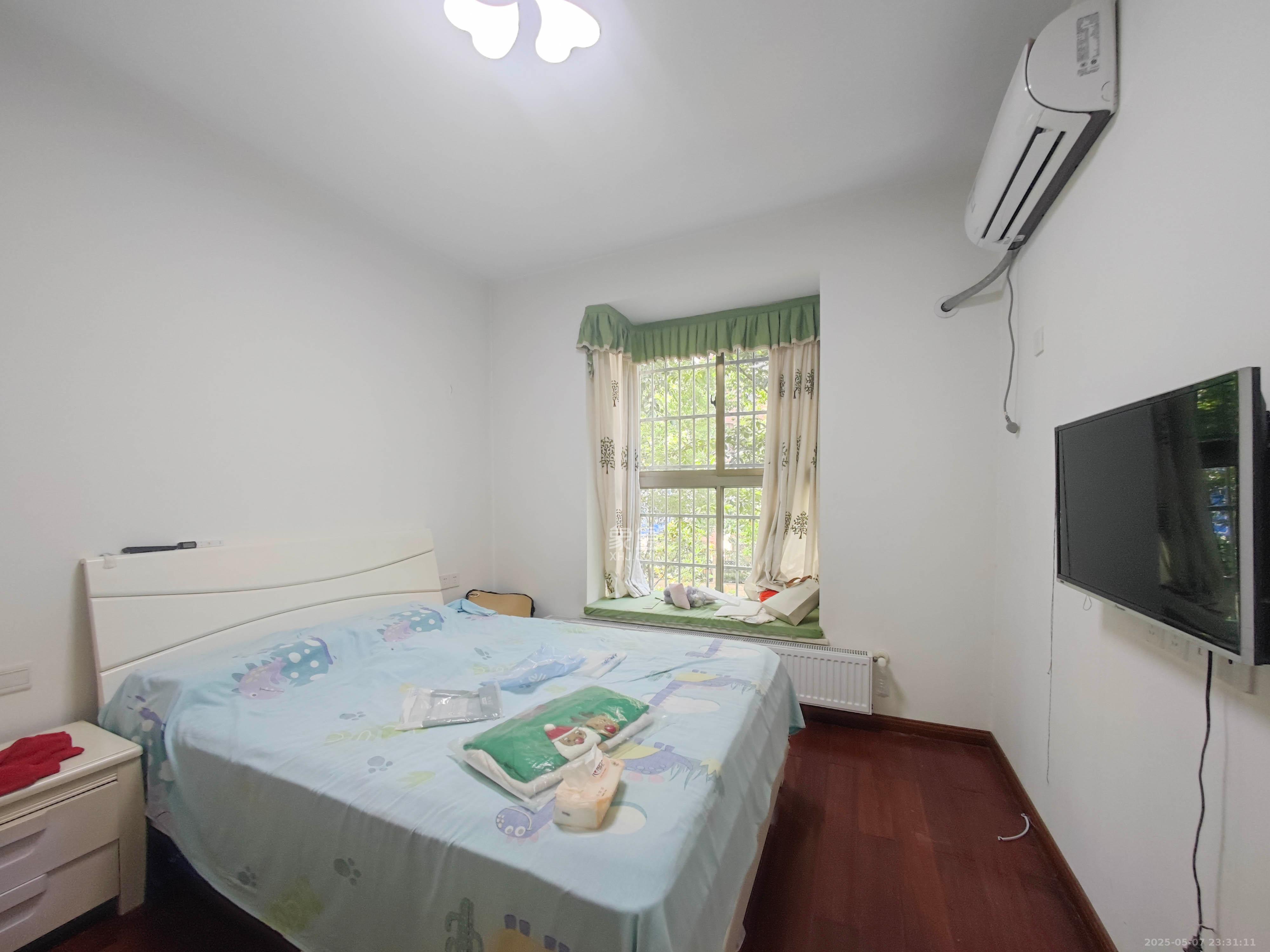 和景园  4室2厅2卫   182.00万卧室