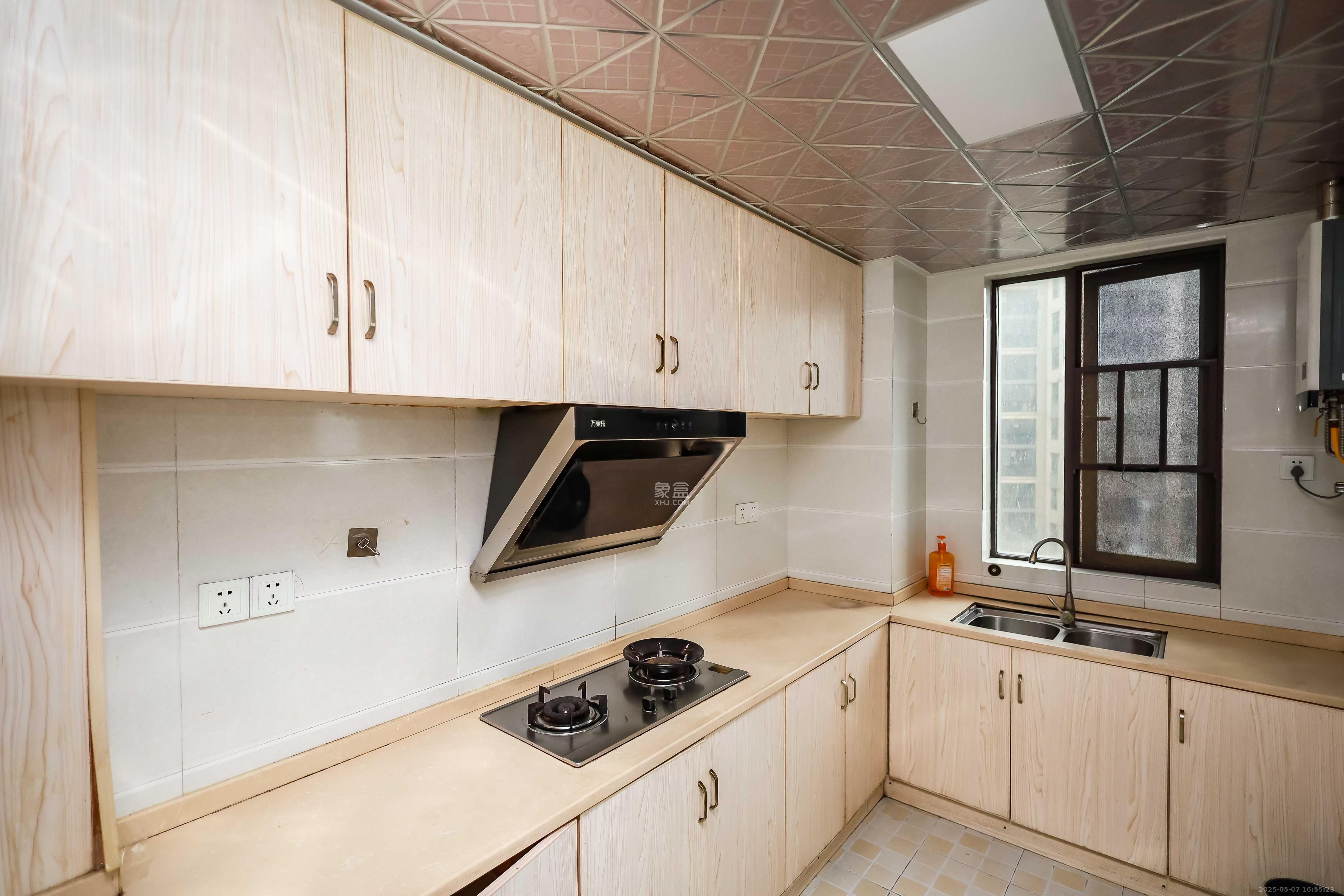 卓越蔚蓝海岸三期  3室2厅2卫    2300.0元/月 卓越蔚蓝海岸三期  3室2厅2卫    2300.0元/月室内图