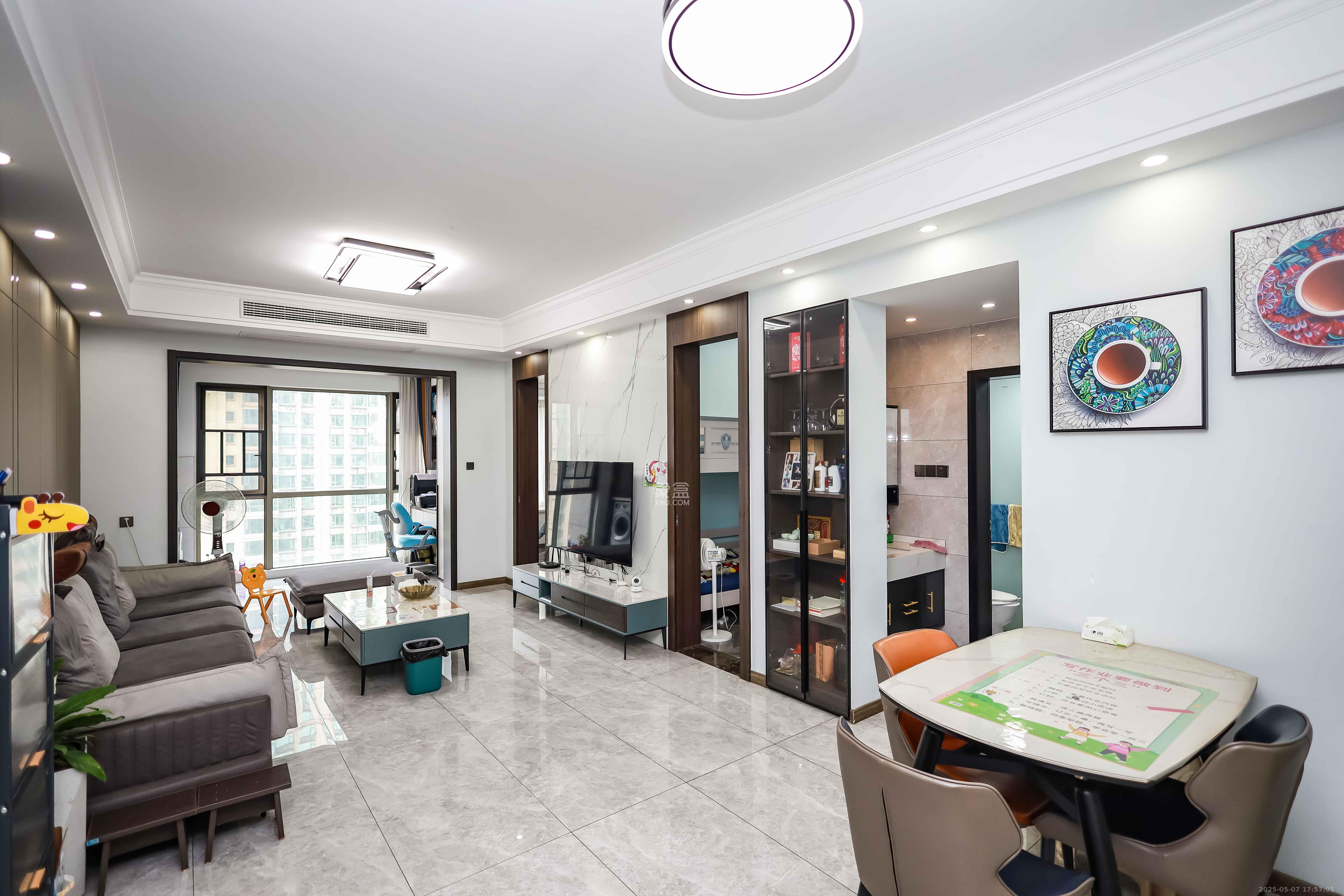 万象府台  3室2厅2卫    200.0万 万象府台  3室2厅2卫    200.0万客厅